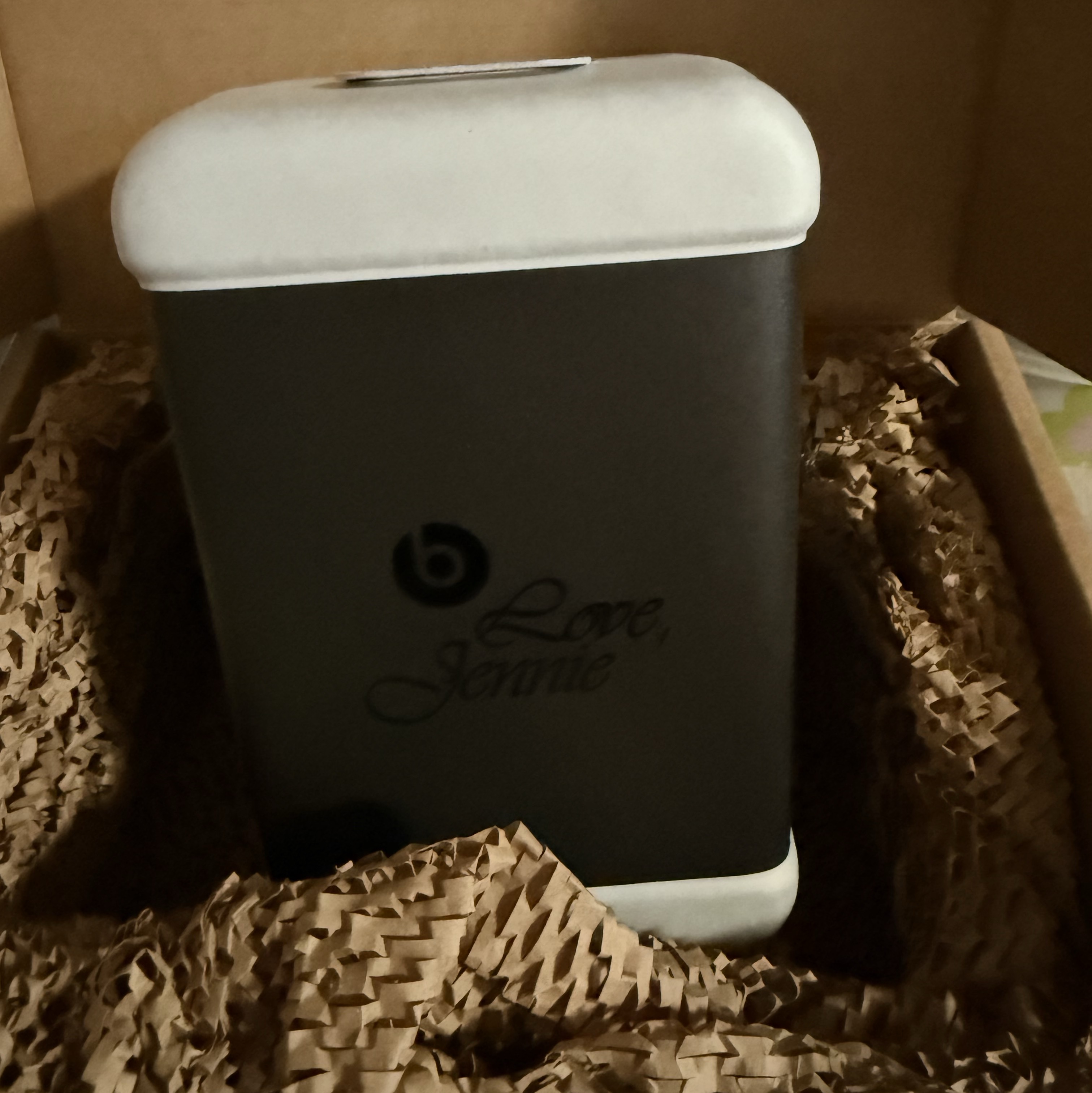 Beats Solo 4 Wireless On Ear Headphone Jennie Special Edition Onyx Black (Korean Ver.) 착용 스타일
