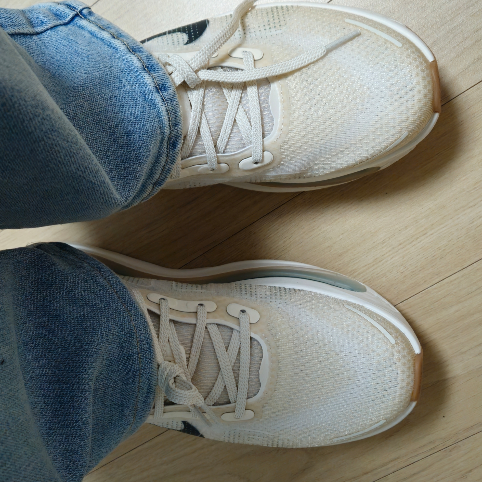 Nike Vomero Premium Pale Ivory Sand Drift 착용 스타일 - 3