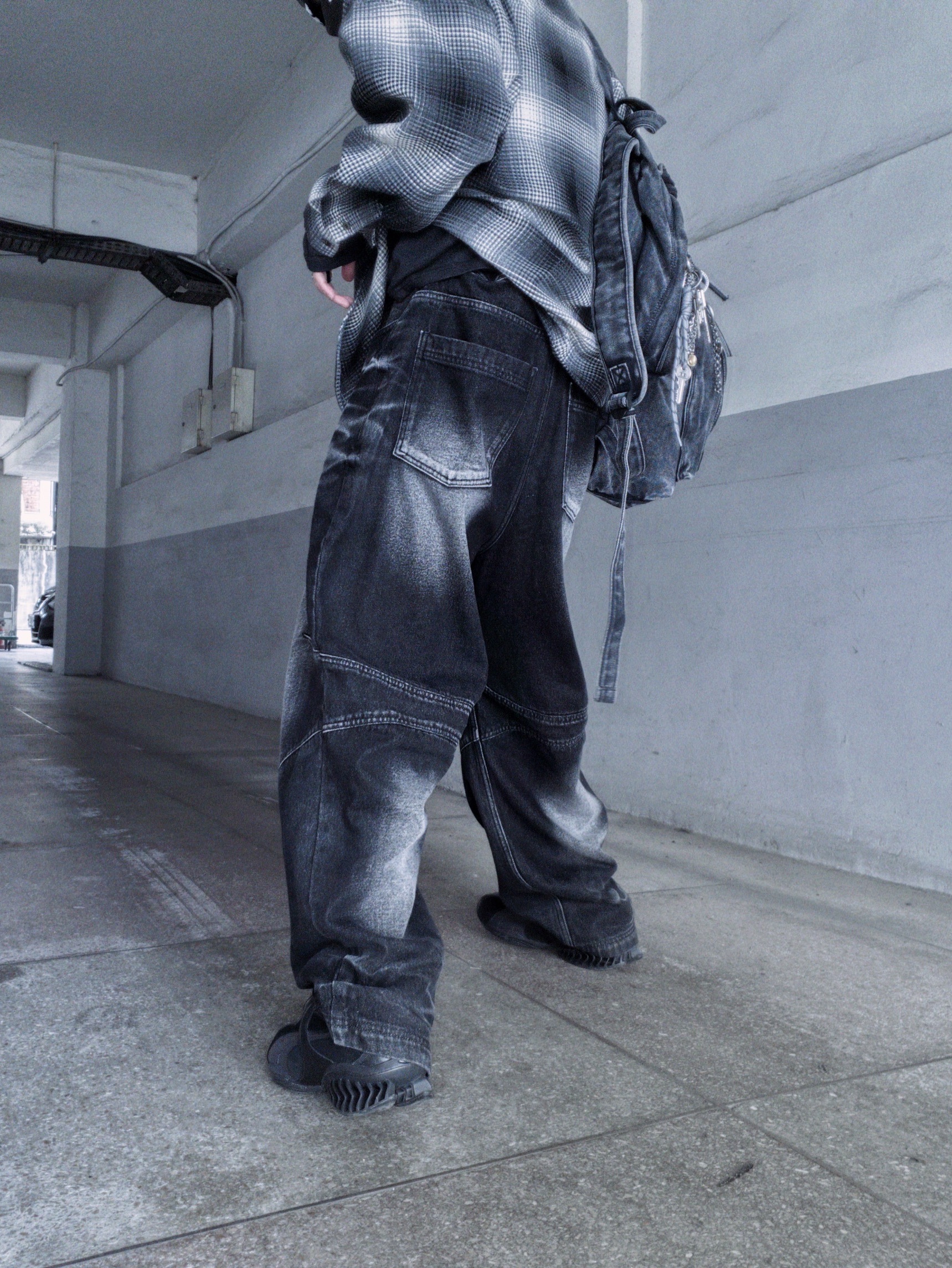 BLR Embossed Wave Washing Wide Denim Pants Black 착용 스타일