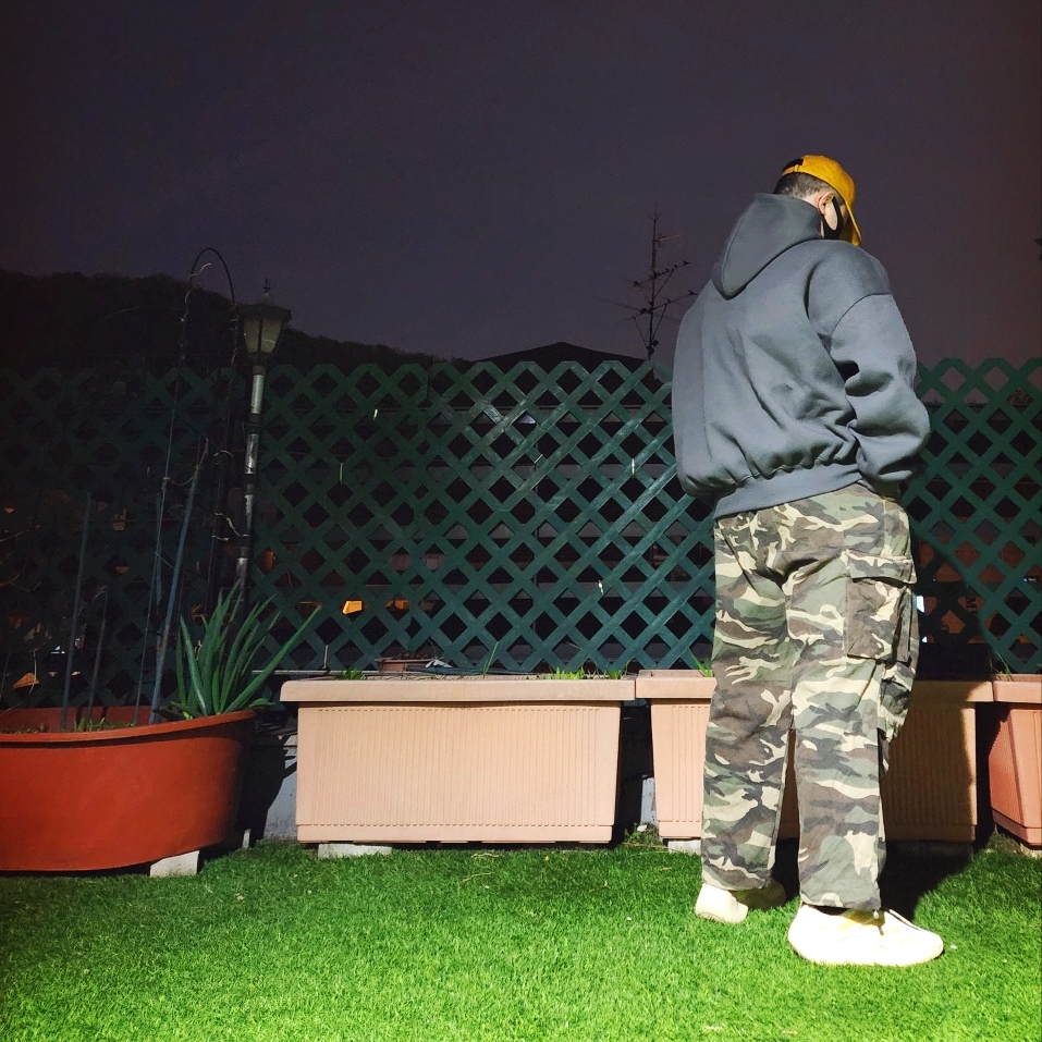 BAPE One Point Cap Yellow, Undermycar Mu.10 Anti Fxxking Logo Play Oversized Bonded Hoodie Olive 착용 스타일 - 3