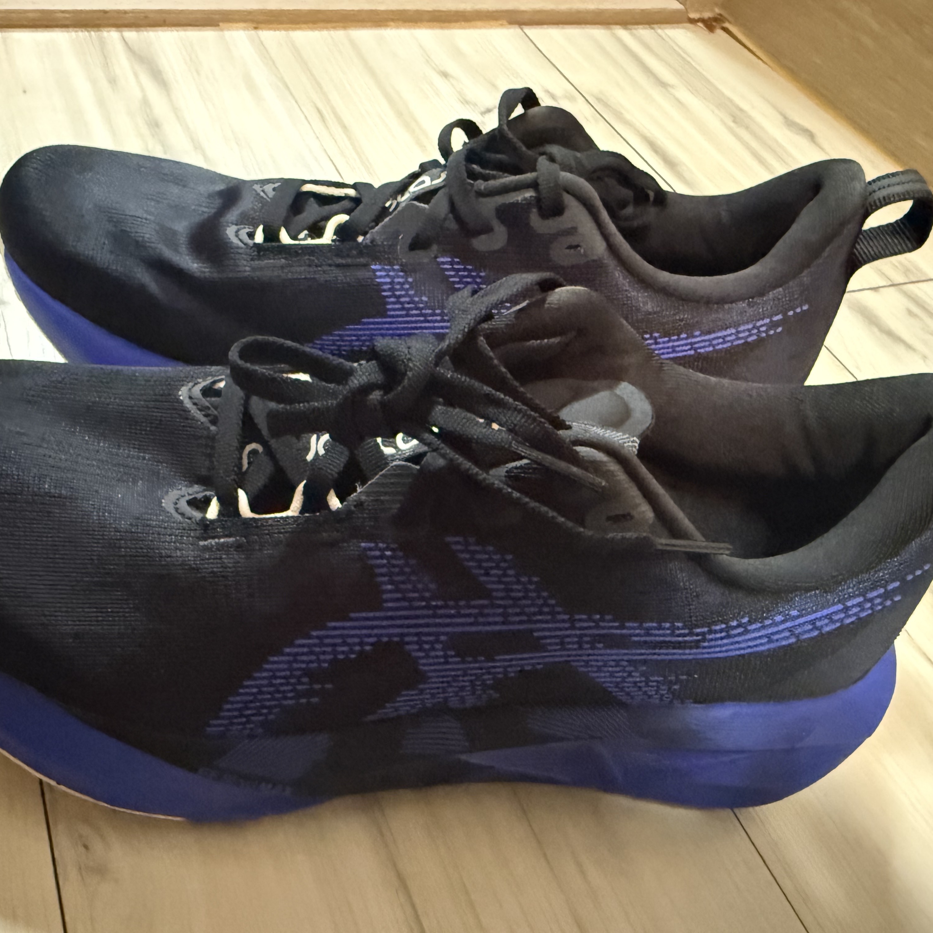 Asics Novablast 5 Black Cobalt Burst 착용 스타일