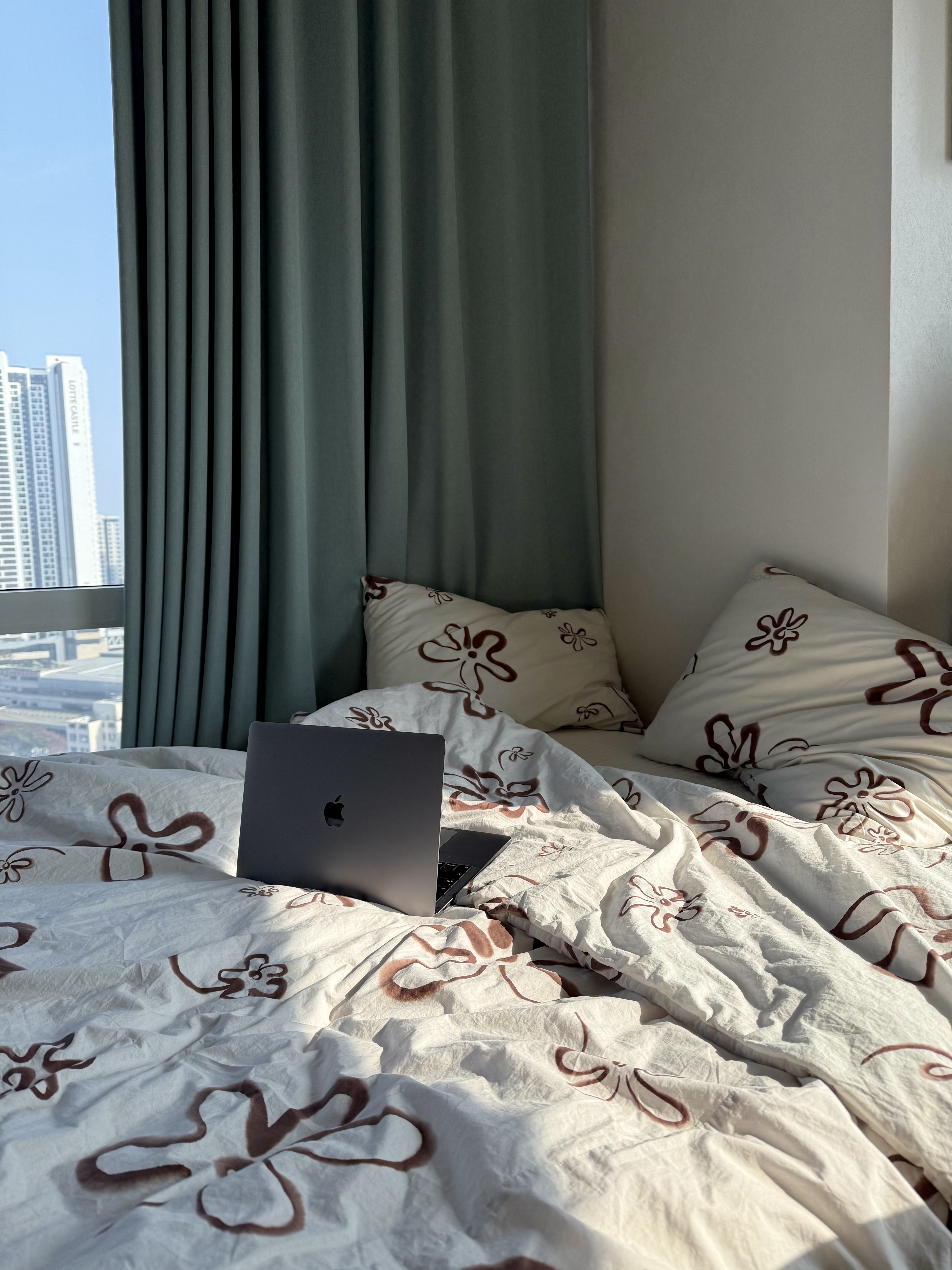 GONHEE FLOWER COCOON BEDDING SET 착용 스타일