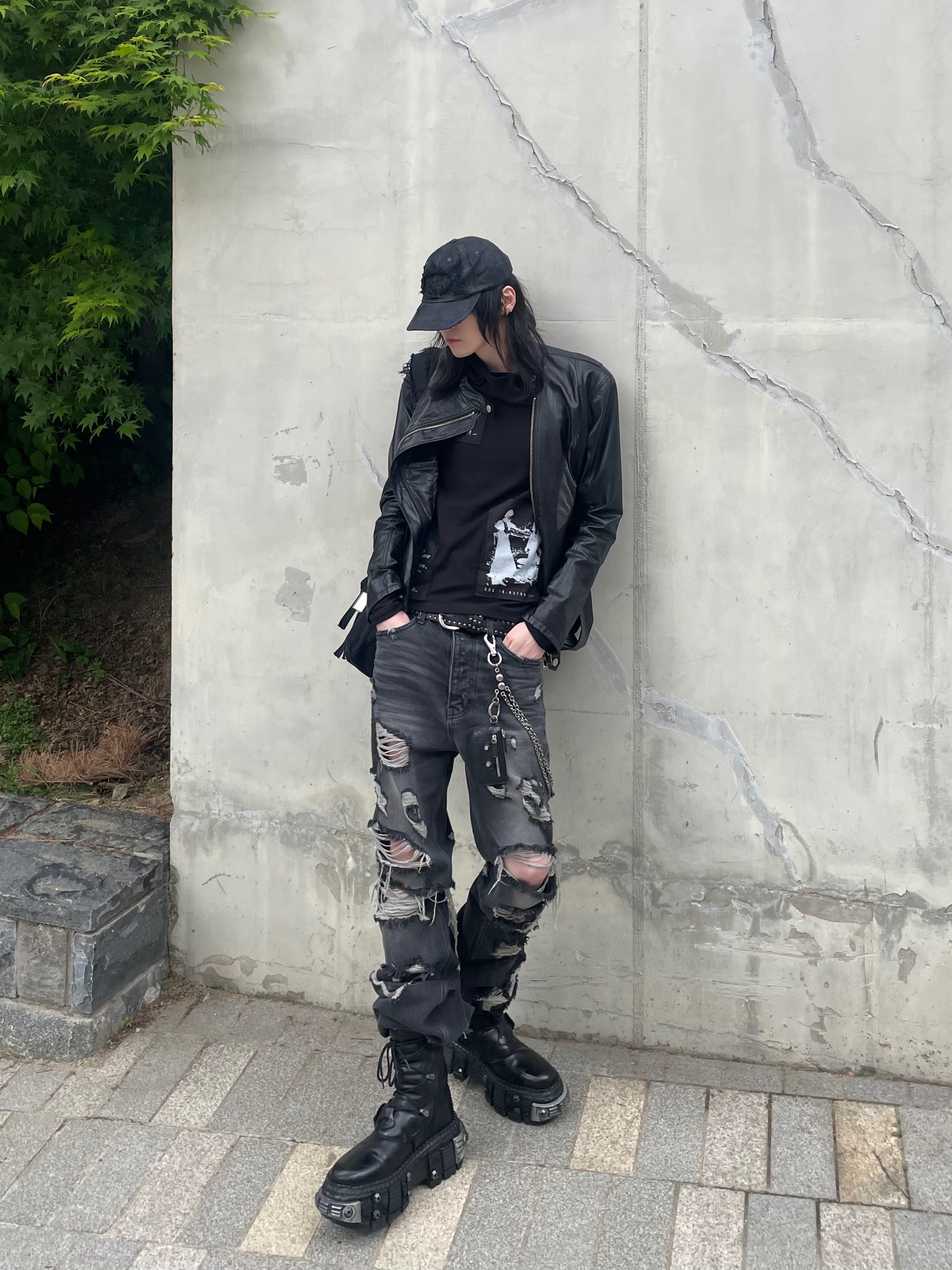 Sundayoffclub Bonnie & Clyde Roll-Neck T-Shirt Black, Undermycar Angel Ring Destroyed Slim Flare Jeans Light Blue 착용 스타일 - 2