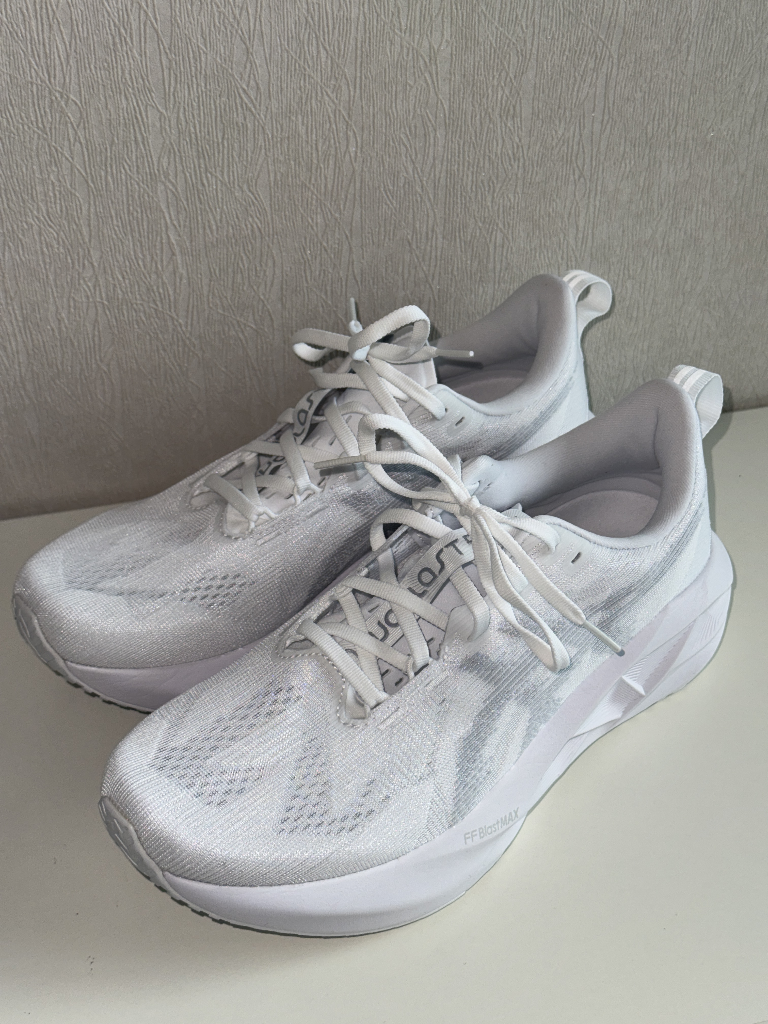 Asics Novablast 5 White Piedmont Grey 착용 스타일