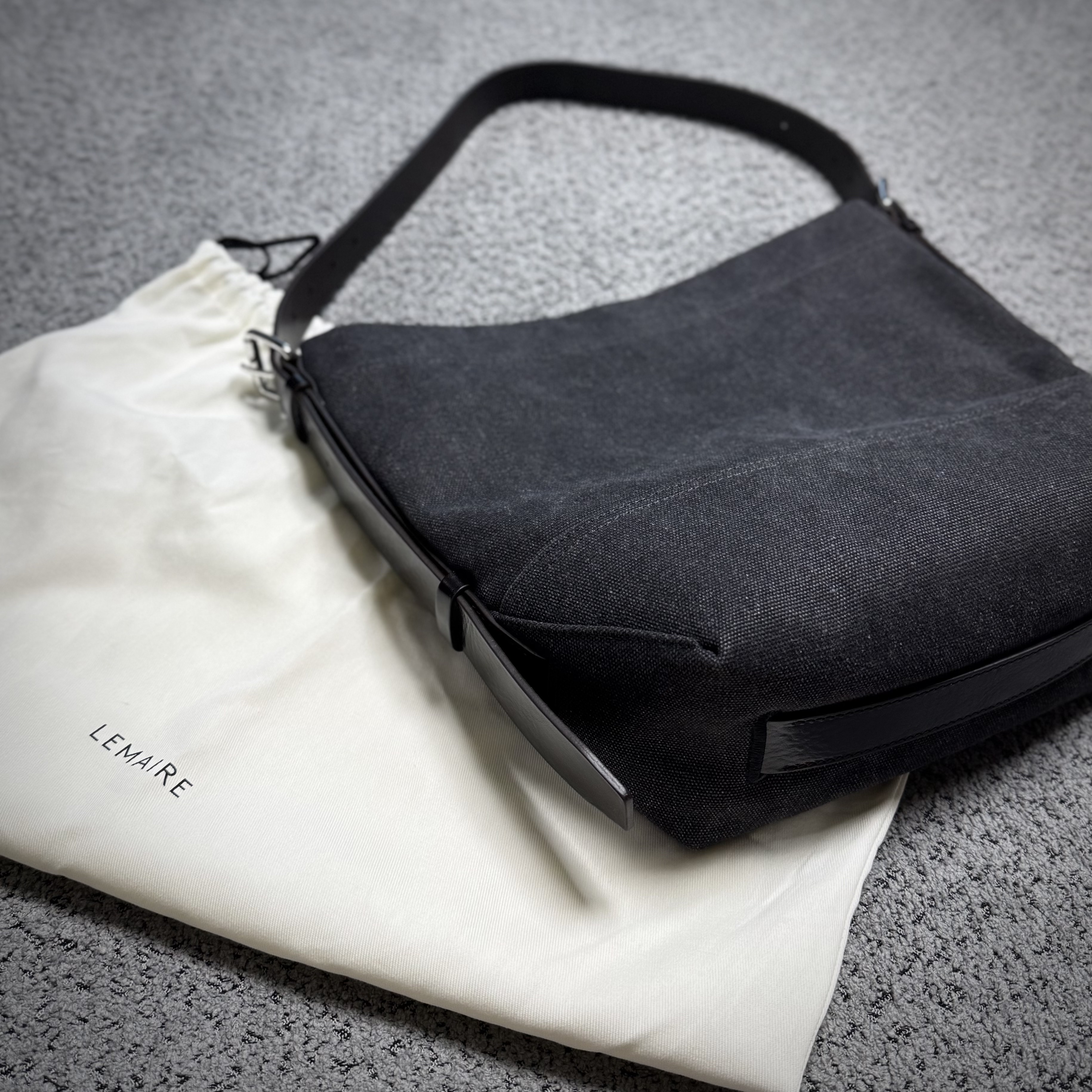 Lemaire Small Belted Tote Bag Cotton Canvas Tie Dye Cotton Ash Black 착용 스타일 - 1