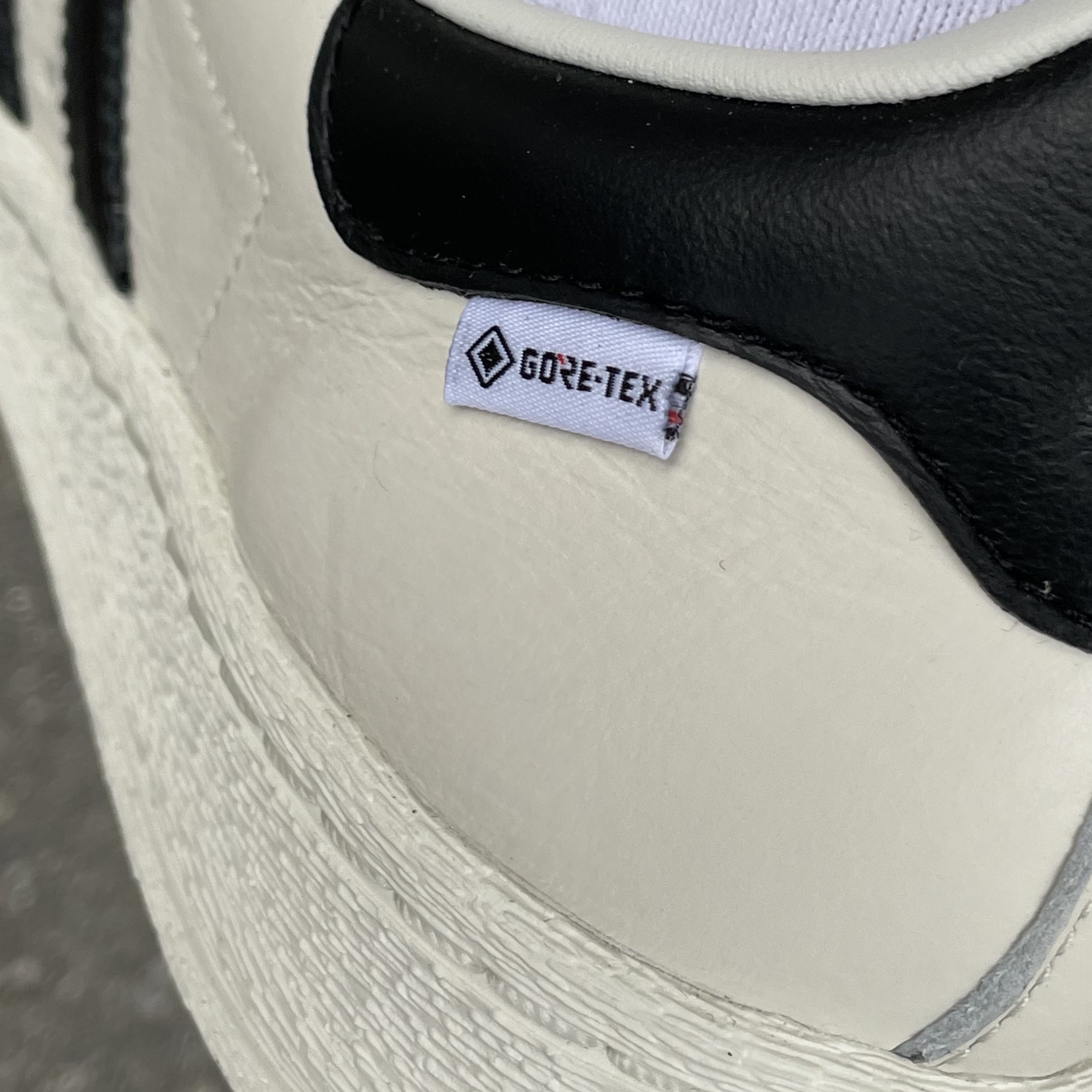 Adidas Superstar 82 Gore-Tex Cloud White Core Black 착용 스타일 - 2