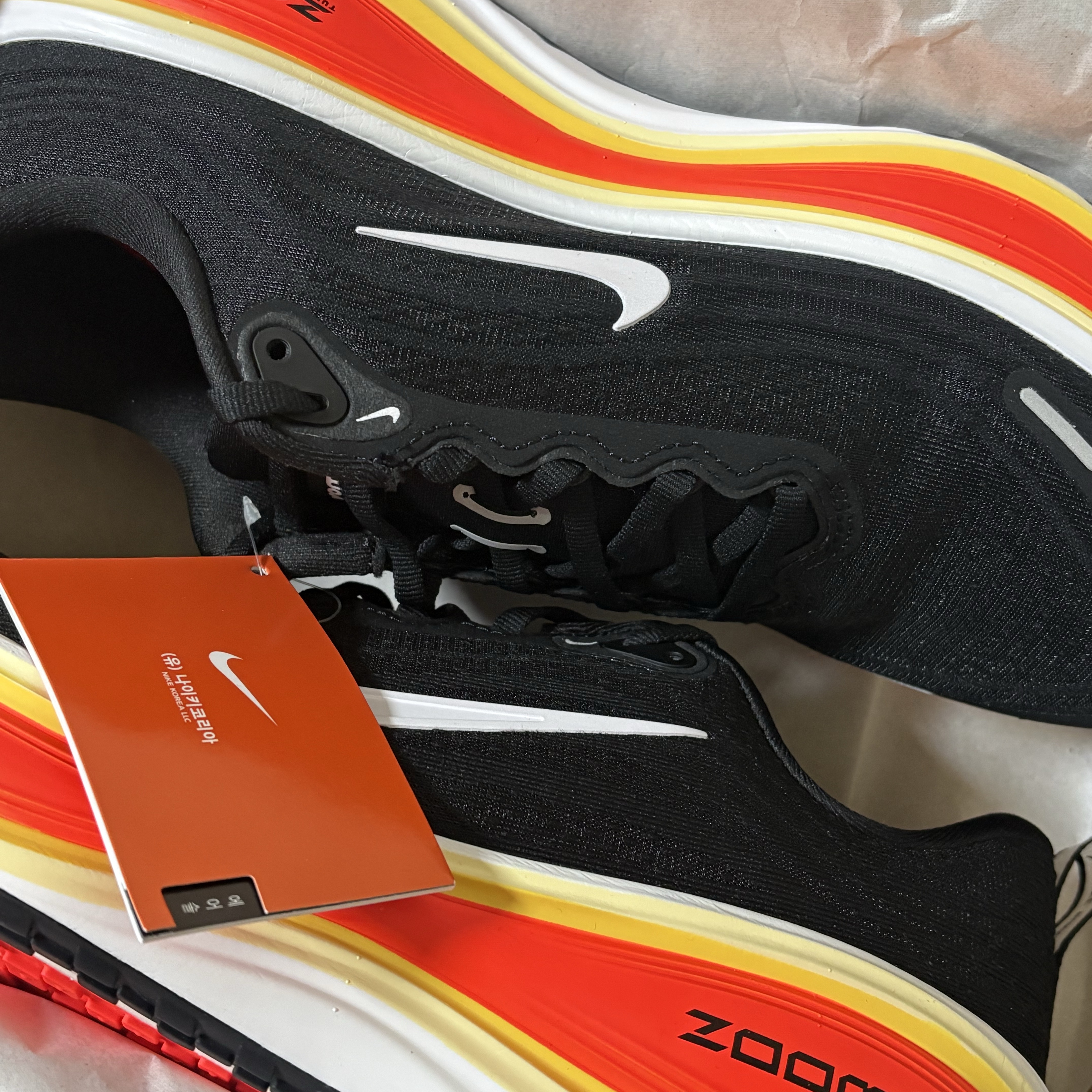 Nike Vomero Plus Black Bright Crimson 착용 스타일