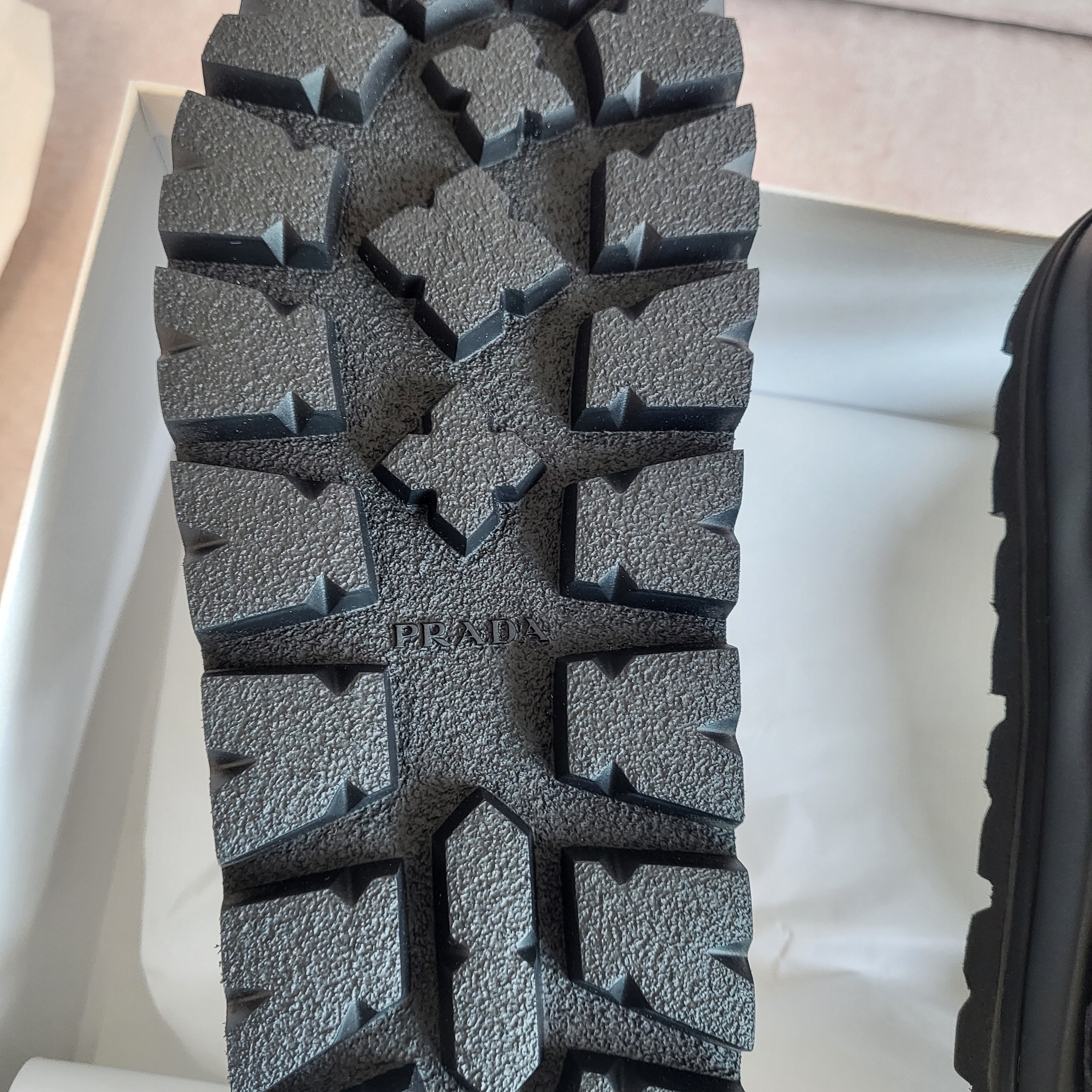 (W) Prada Rubber Thong Sandals Black 착용 스타일 - 3