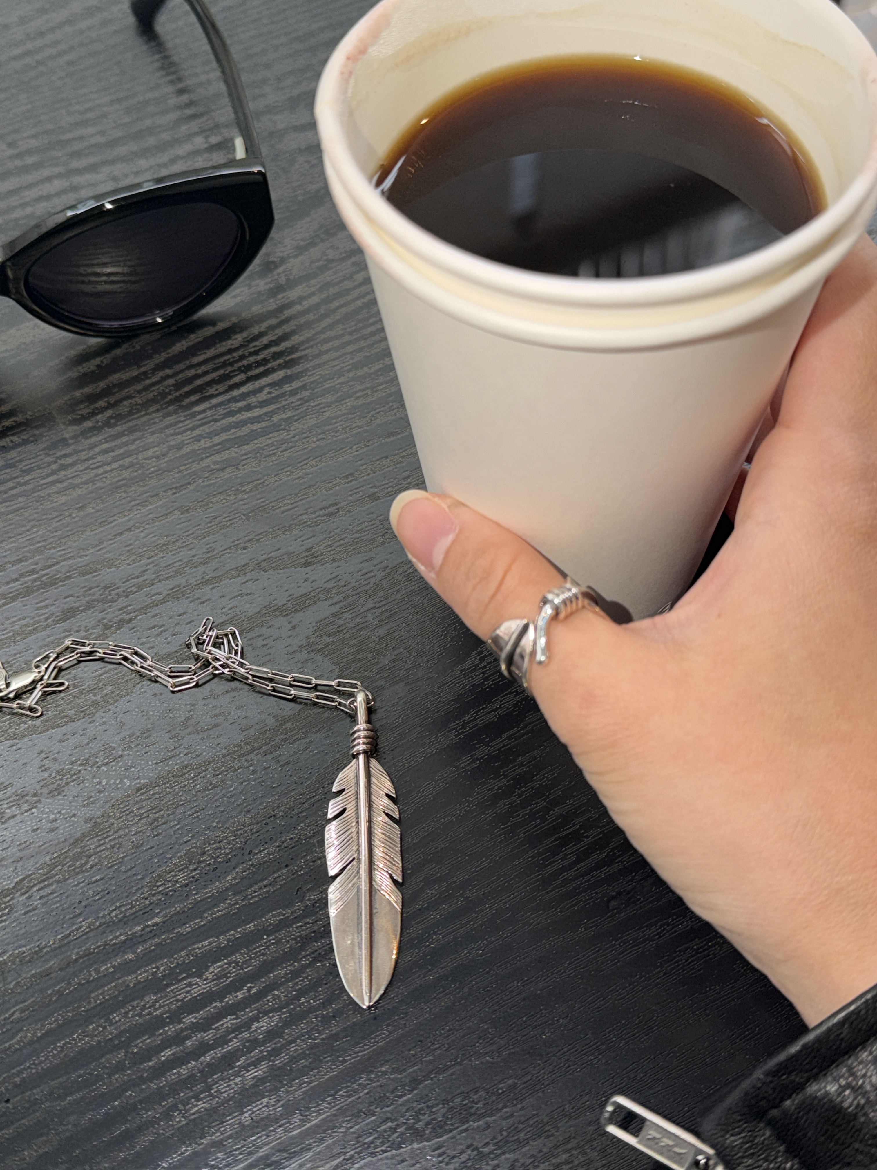 [KREAM 단독] Folk/N Feather Ring Silver - 26SS, [KREAM 단독] Folk/N Feather Necklace Silver - 26SS 착용 스타일 - 7