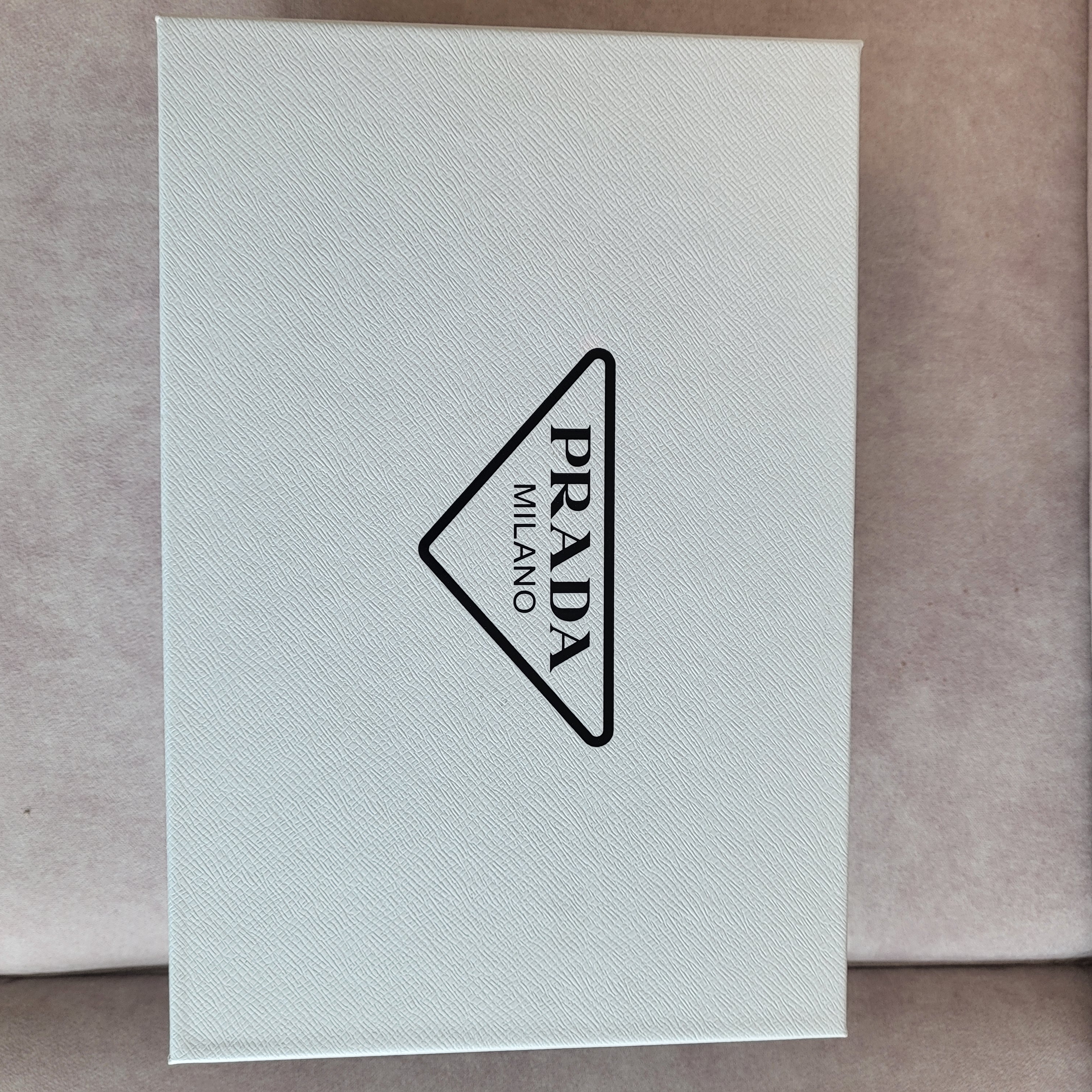 (W) Prada Rubber Thong Sandals Black 착용 스타일 - 5