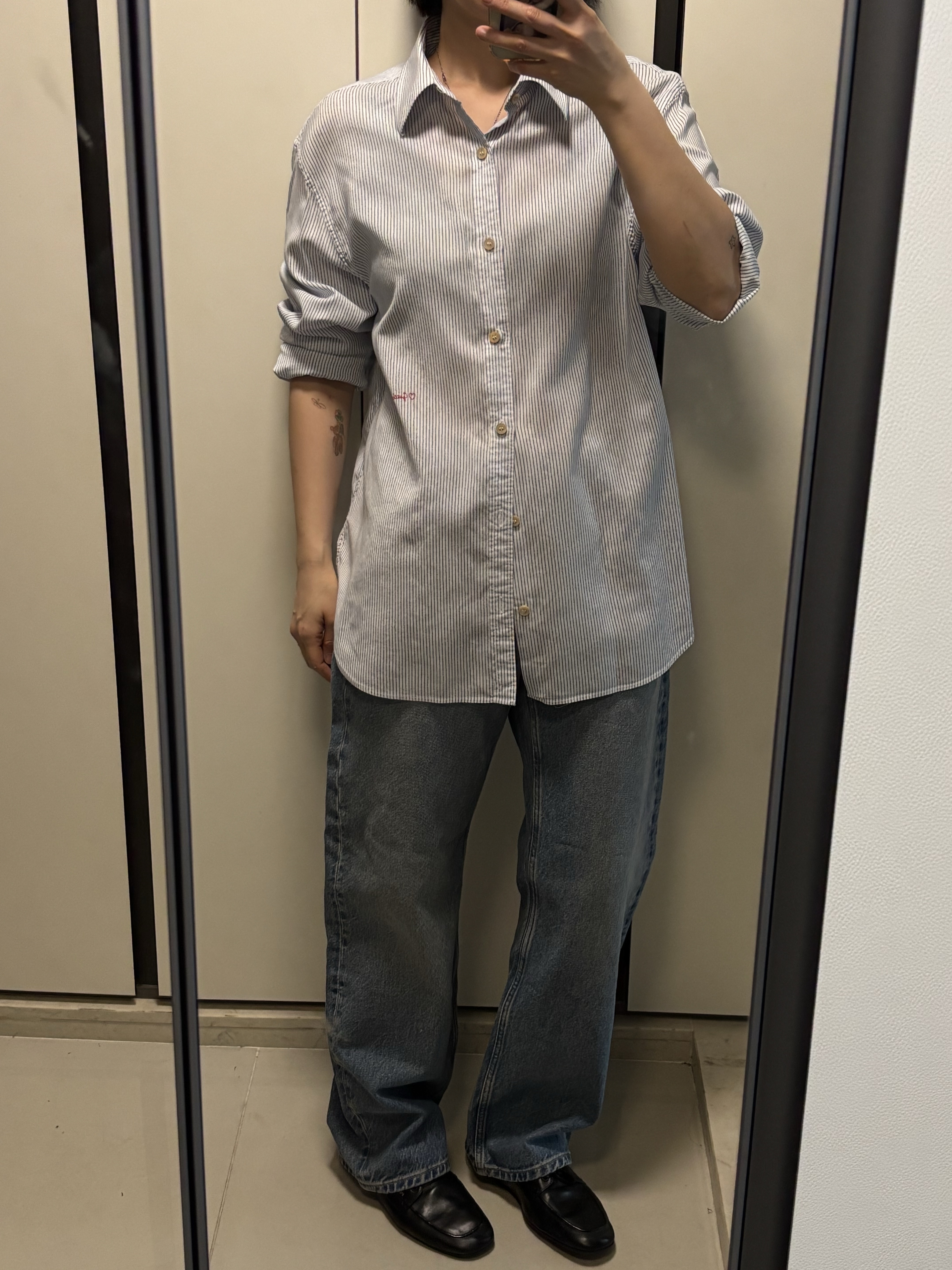 Gucci Striped Viscose Blend Shirt White Light Blue, (W) Prada Shuffle Antiqued Leather Boat Shoes Black 착용 스타일 - 1