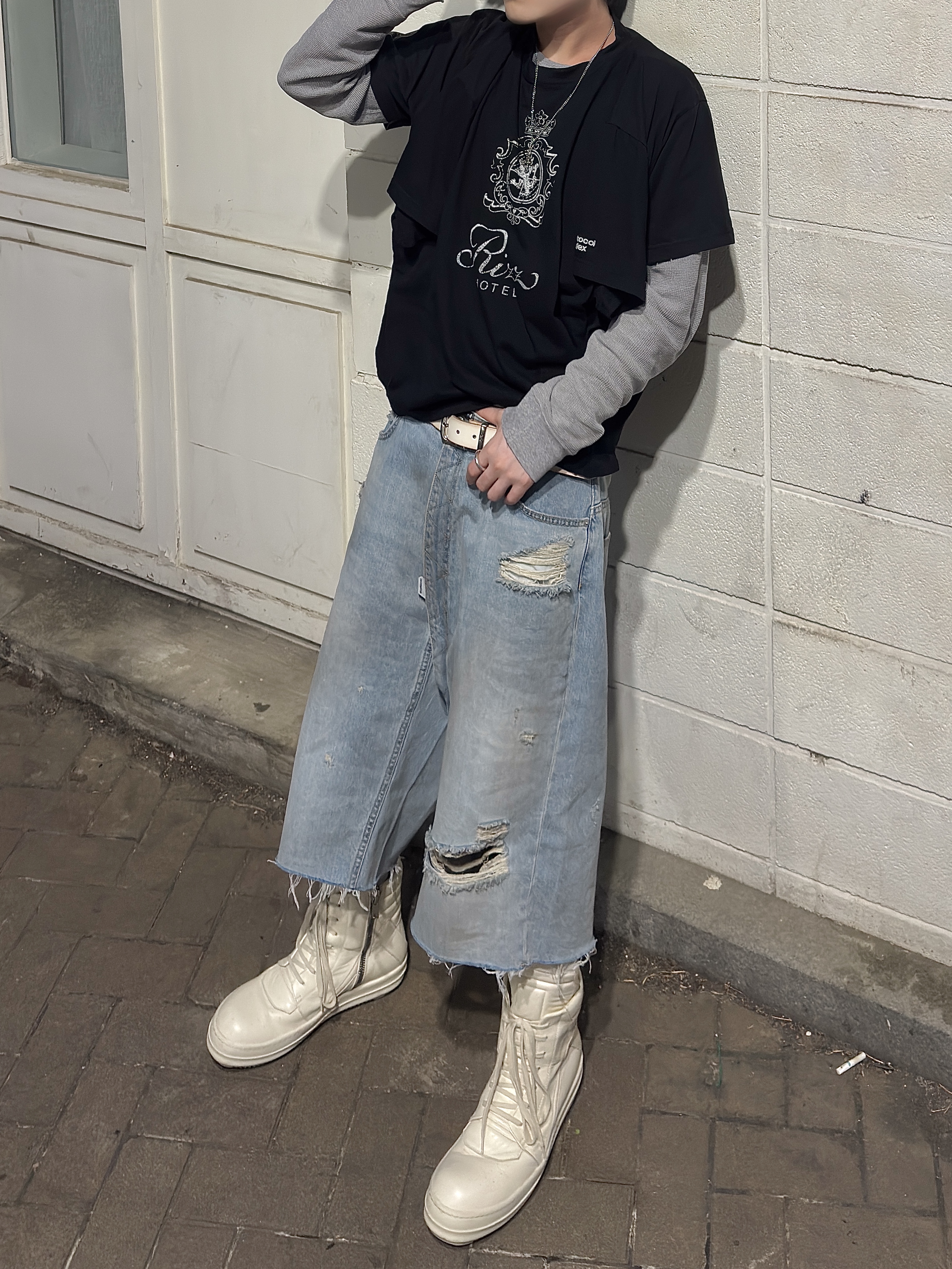 Protocol Index Long Zipper Fly Denim Shorts Blue, Rick Owens Hollywood Mega Bumper Geobasket in Full Grain Calf Leather Milk 착용 스타일 - 1