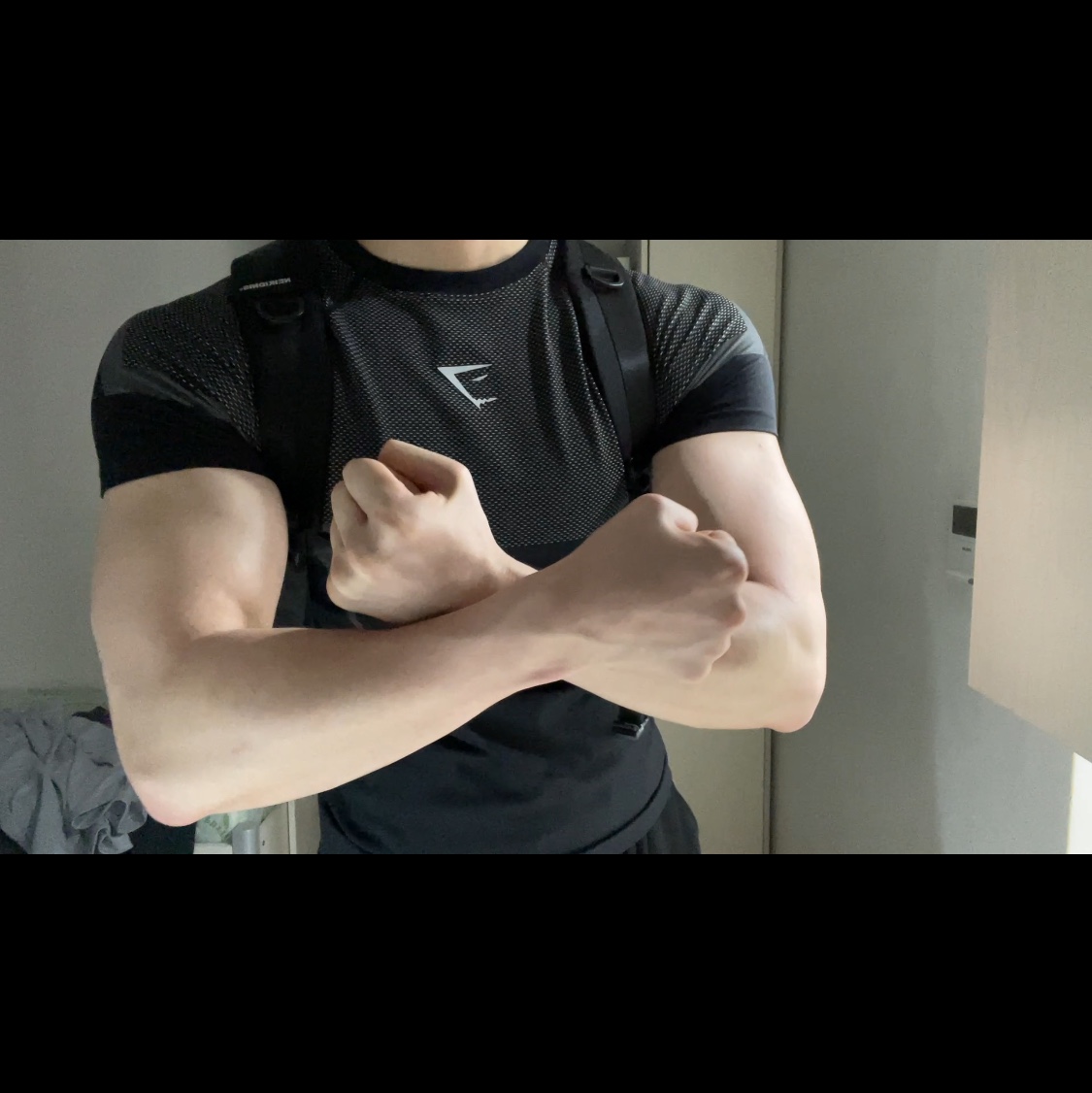 Gymshark Onyx 5.0 Seamless T-Shirt Black Light Grey 착용 스타일 - 2
