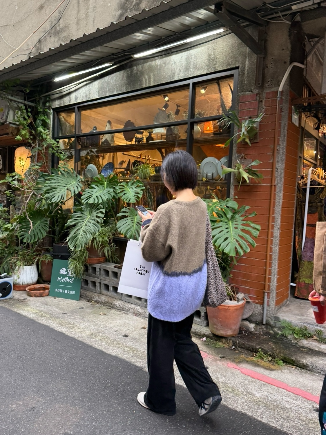 GONHEE LAY KNIT CARDIGAN_Khaki 착용 스타일