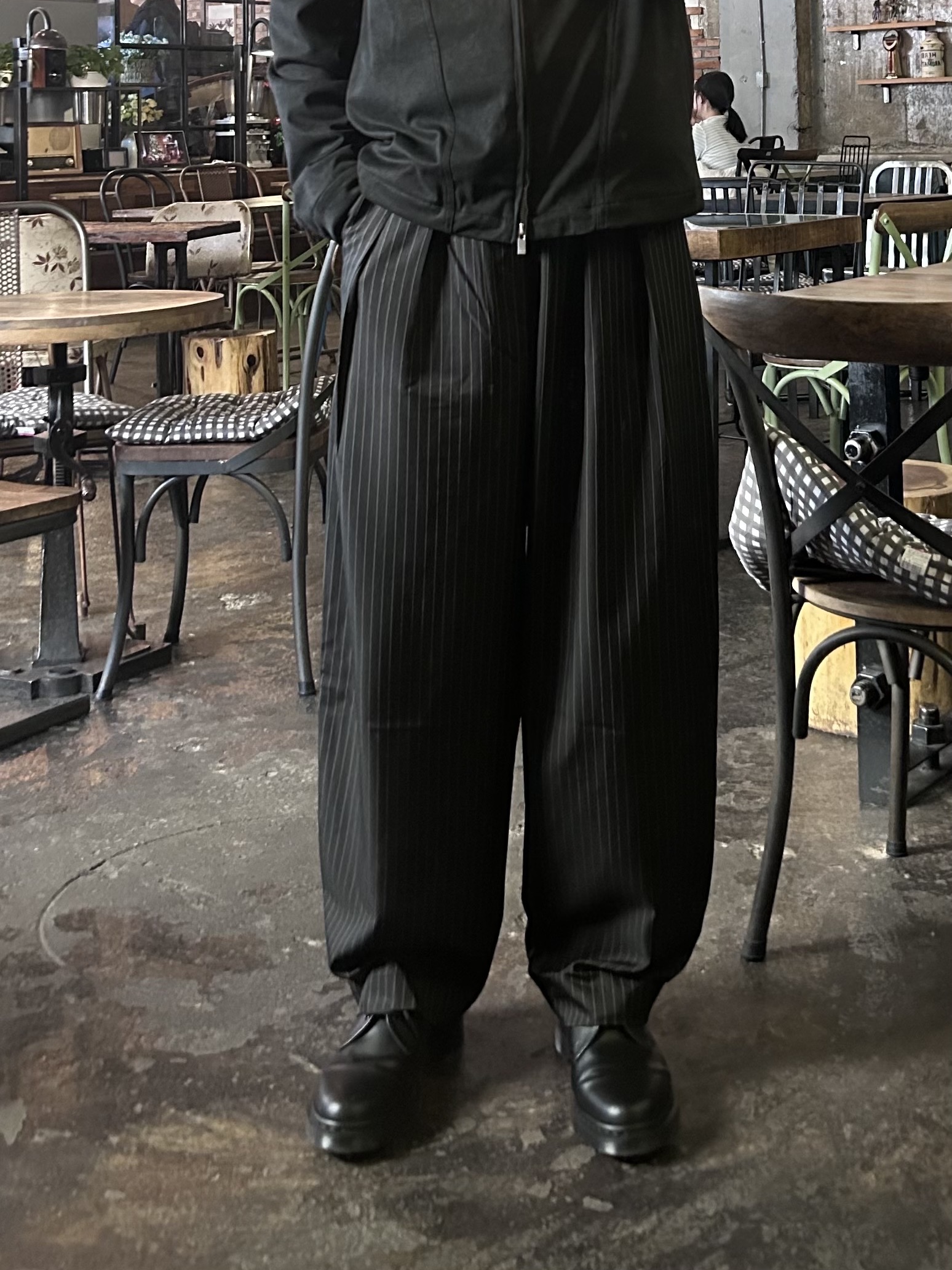 Dr. Martens 1461 Mono Black, Suade Two Tuck Stripe Slacks Black 착용 스타일 - 1