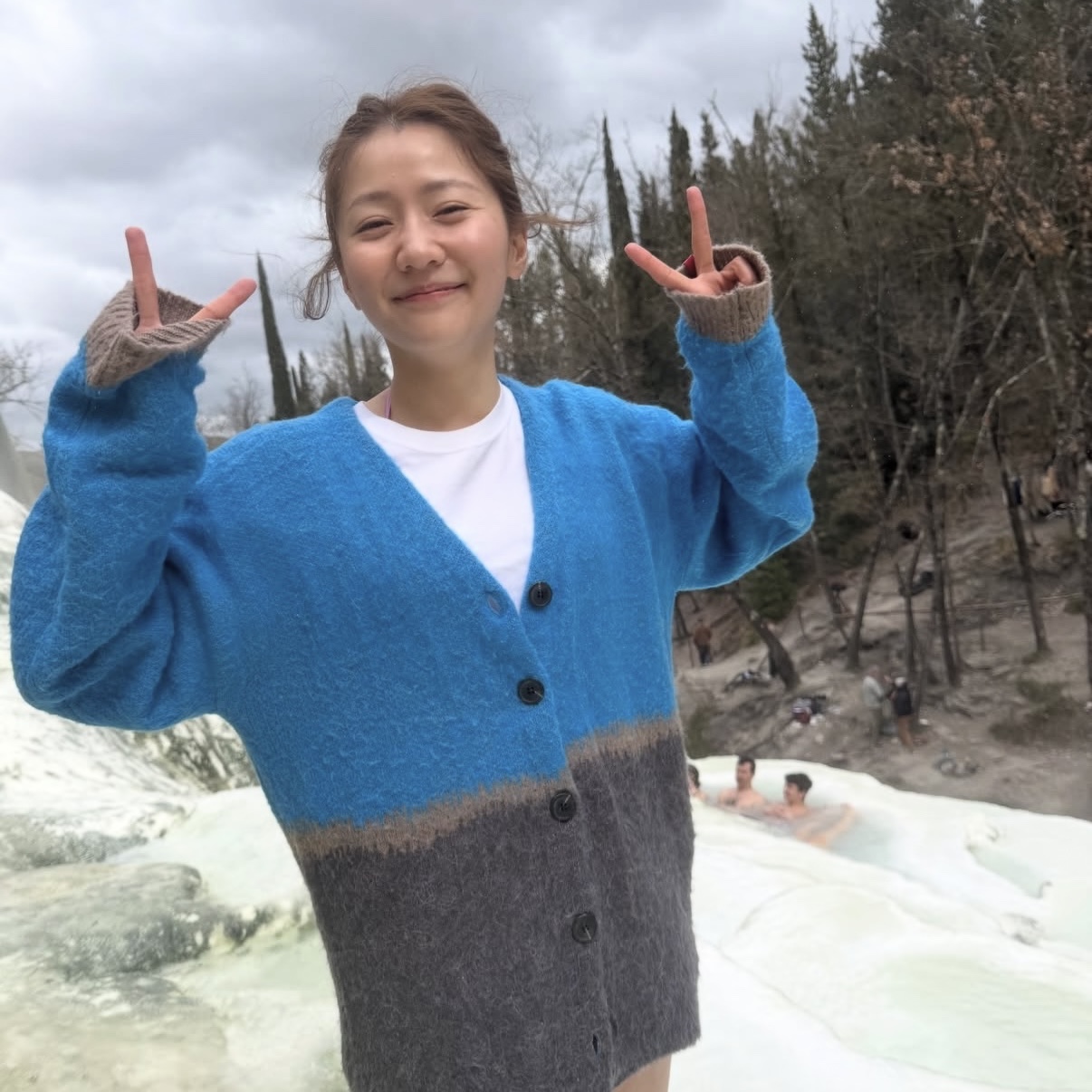 GONHEE LAY KNIT CARDIGAN_Blue 착용 스타일 - 2