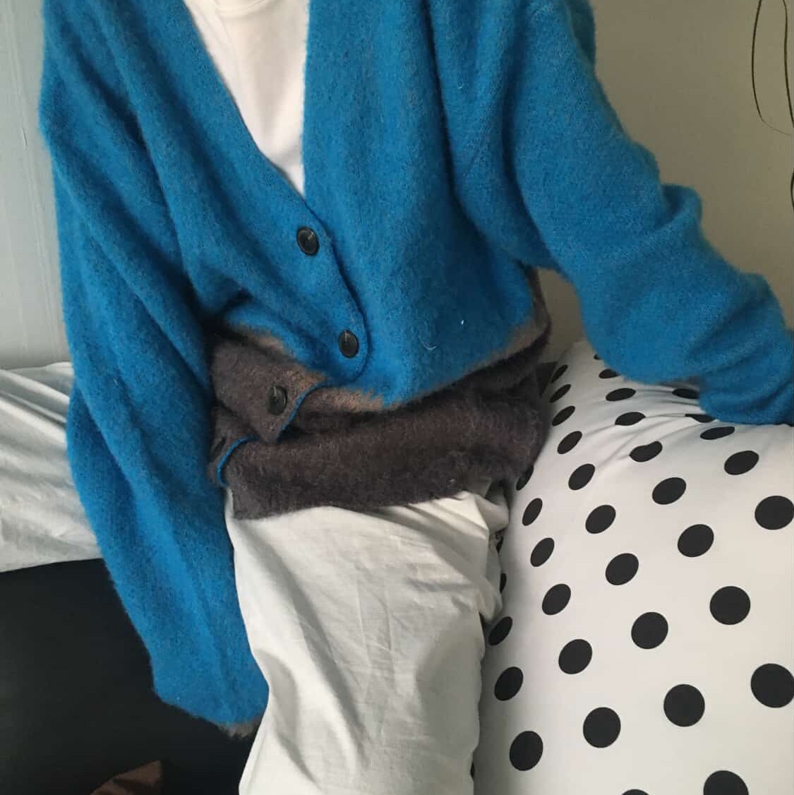 GONHEE LAY KNIT CARDIGAN_Blue 착용 스타일