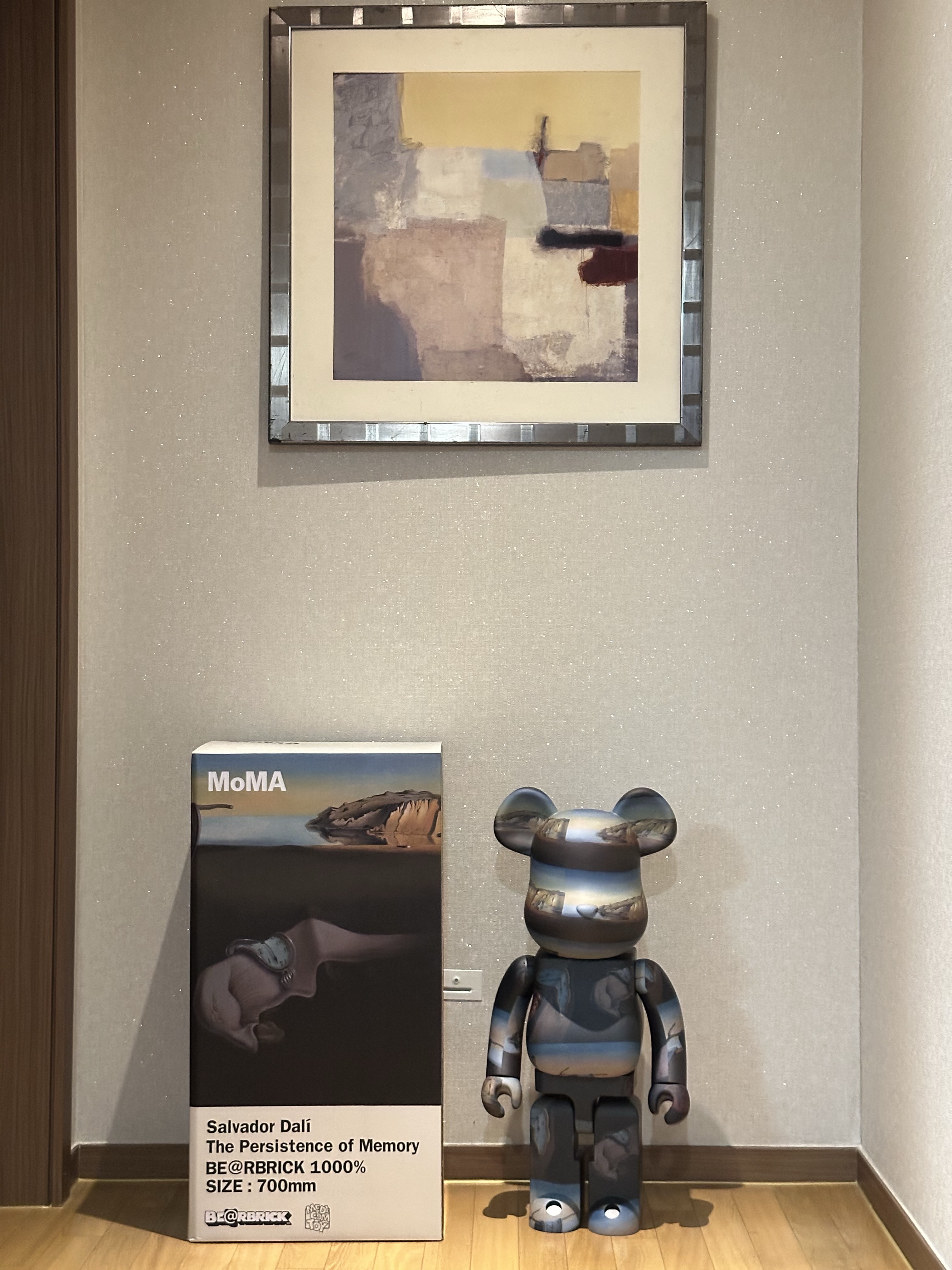 Bearbrick x MoMA Salvador Dali The Persistence of Memory 1000%, Bearbrick x MoMA Salvador Dali The Persistence of Memory 100% & 400% Set 착용 스타일 - 1