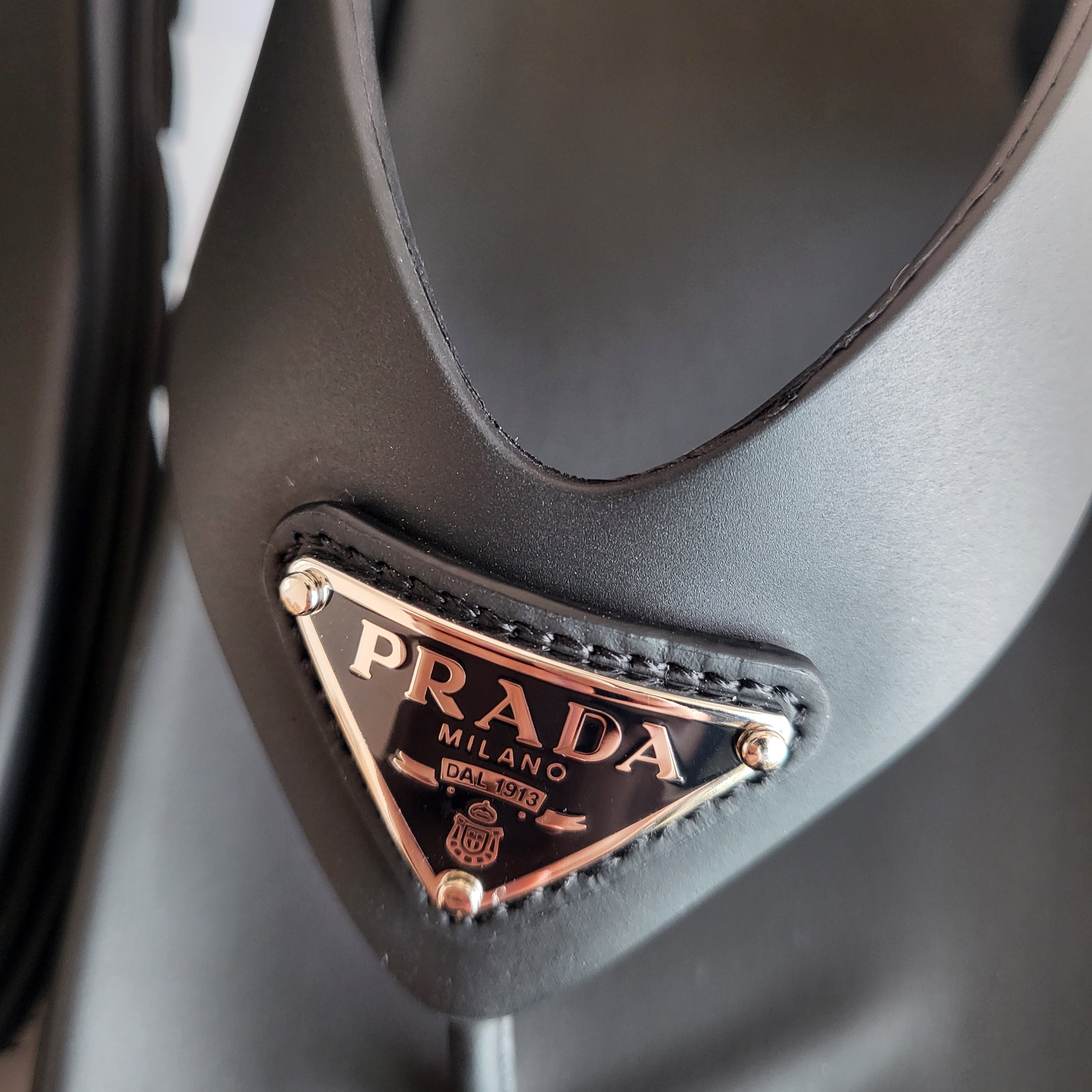 (W) Prada Rubber Thong Sandals Black 착용 스타일 - 2
