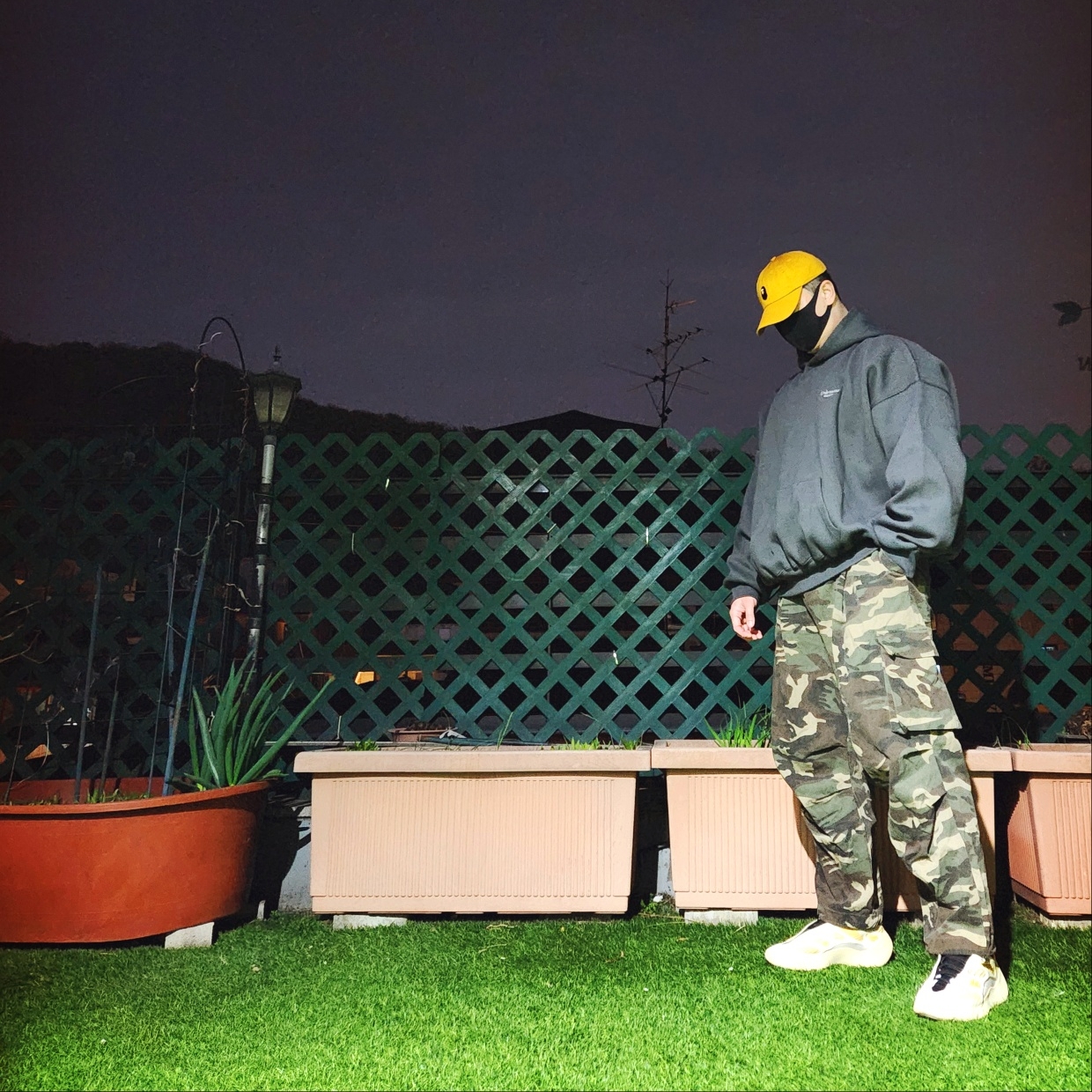 BAPE One Point Cap Yellow, Undermycar Mu.10 Anti Fxxking Logo Play Oversized Bonded Hoodie Olive 착용 스타일 - 1