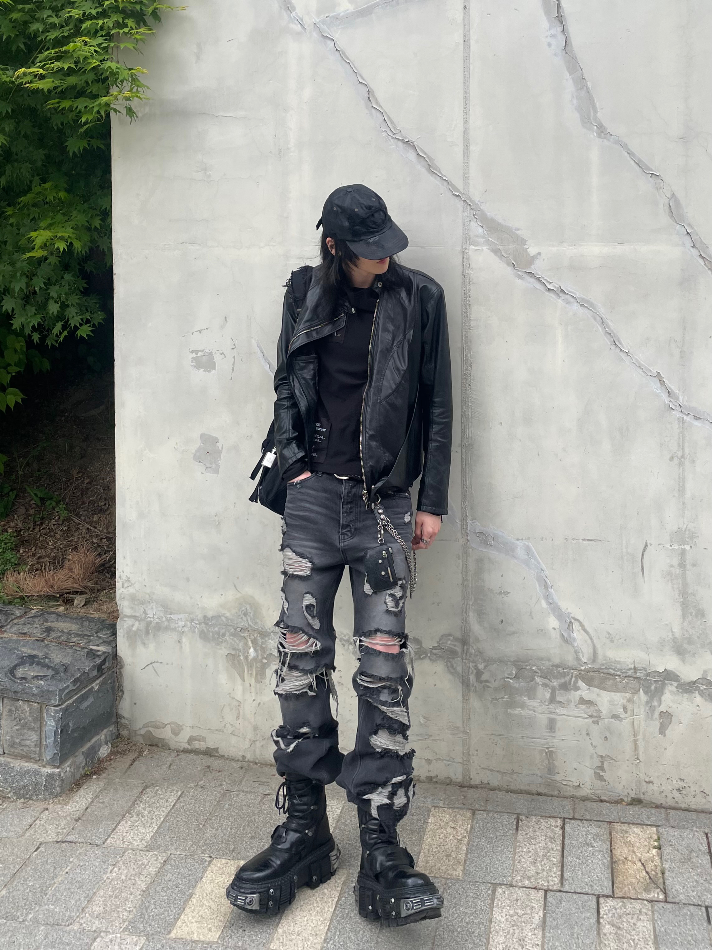 Sundayoffclub Bonnie & Clyde Roll-Neck T-Shirt Black, Undermycar Angel Ring Destroyed Slim Flare Jeans Light Blue 착용 스타일 - 5