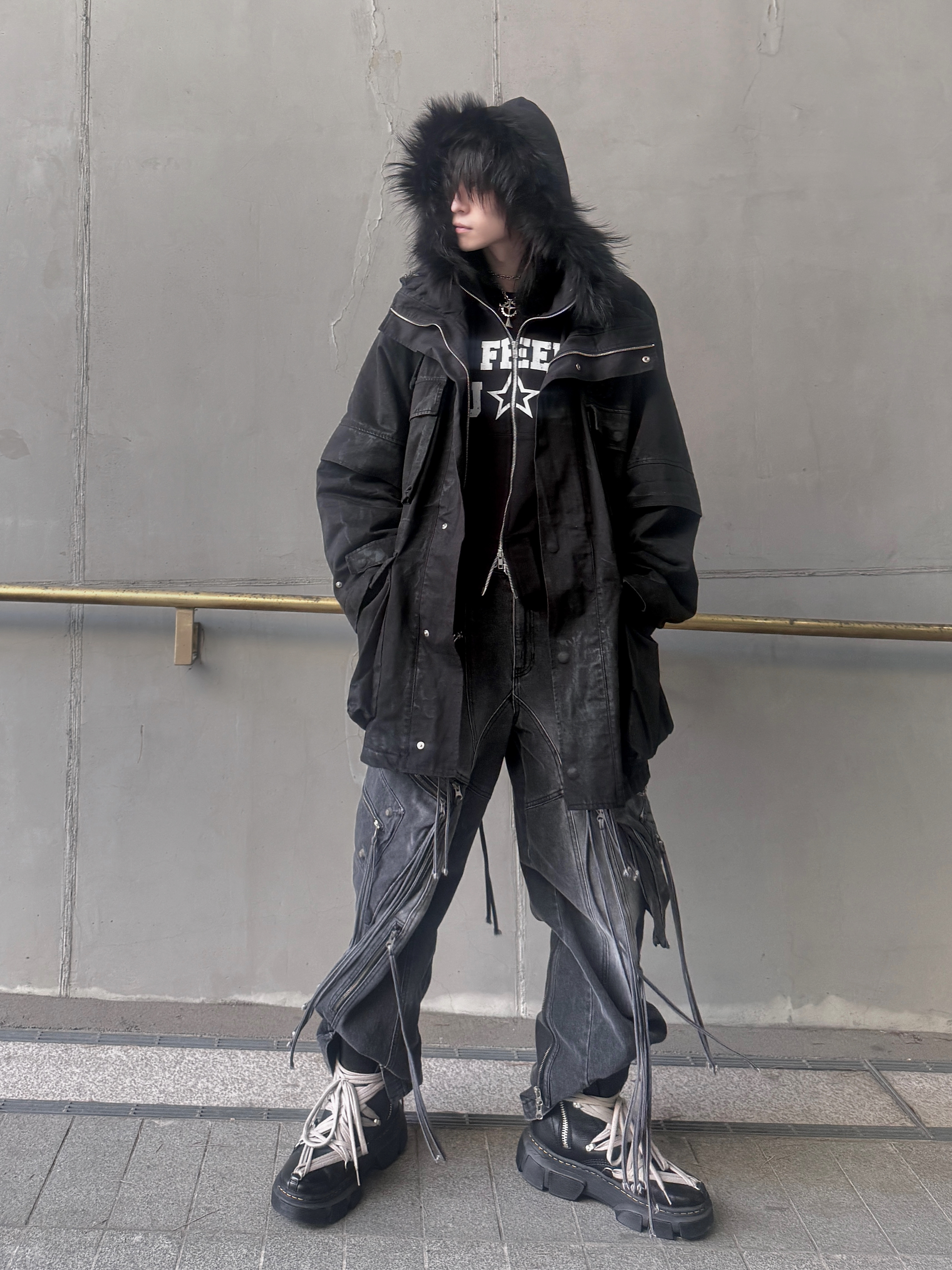 Dr. Martens x Rick Owens 1460 DMXL Megalace Black, Surgery Oblique Cargo Jeans Black Denim 착용 스타일 - 1
