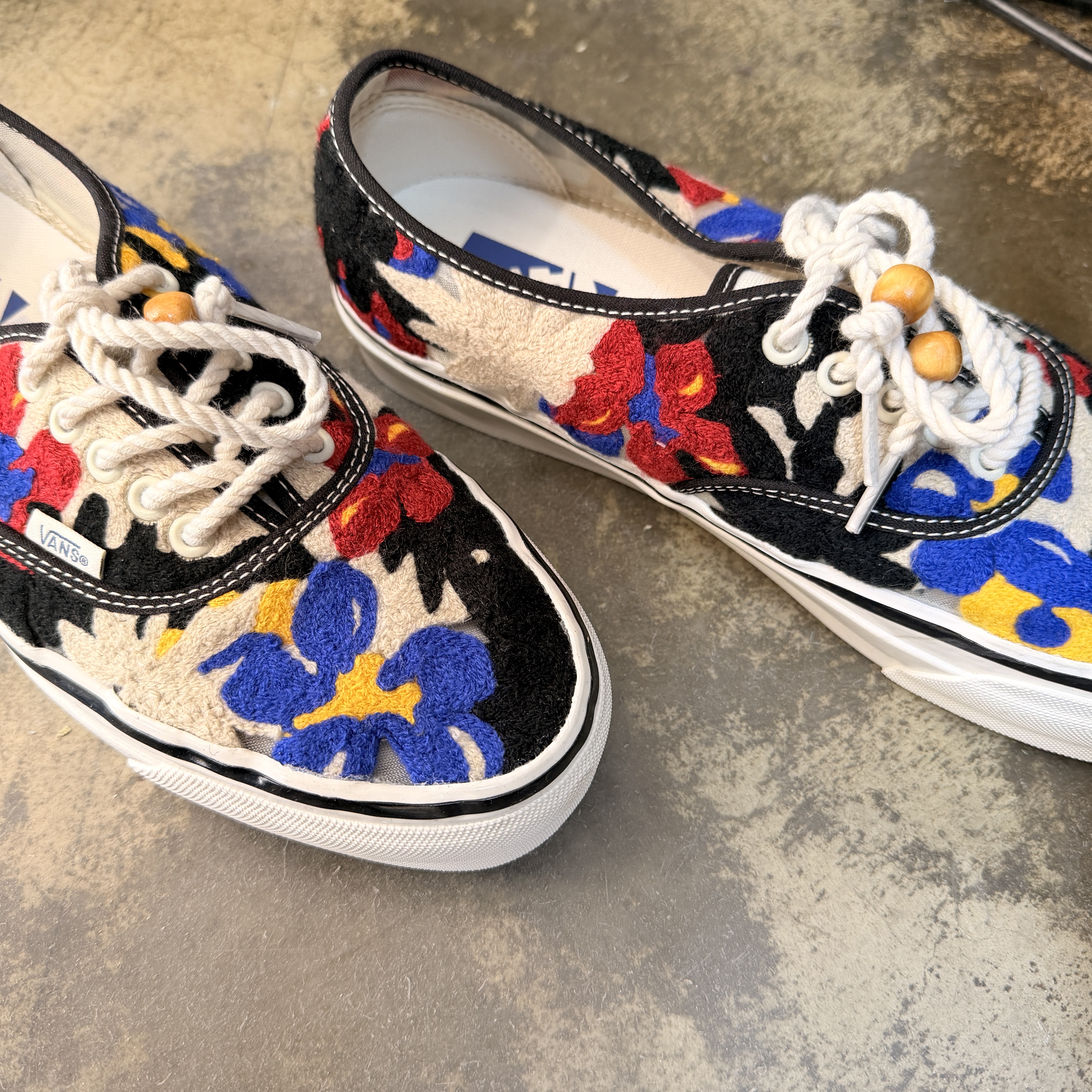 Vans Premium Authentic 44 Needlework Multi 착용 스타일