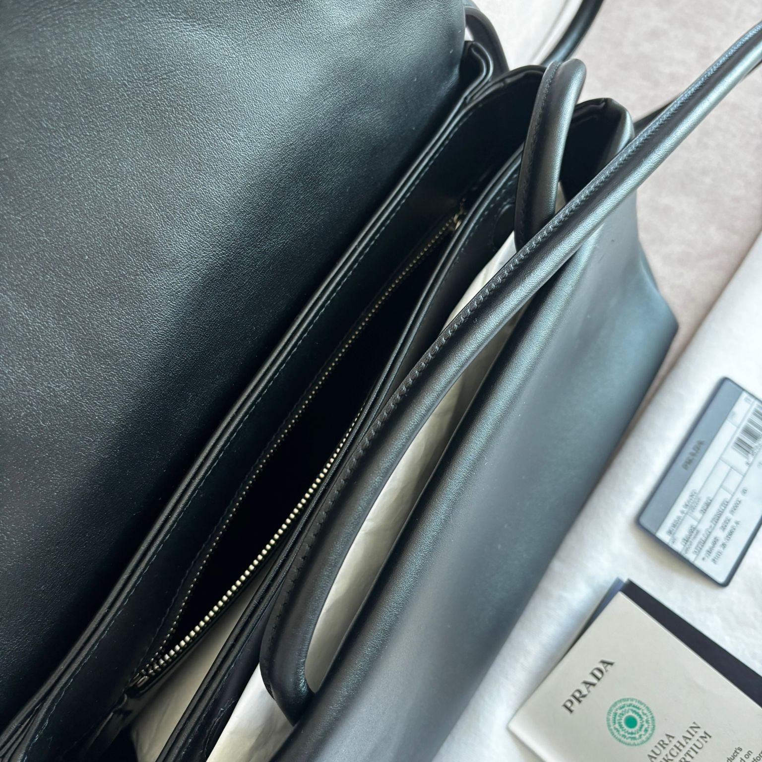 Prada Passage Medium Leather Bag with Re-Nylon Flap Black 착용 스타일 - 7