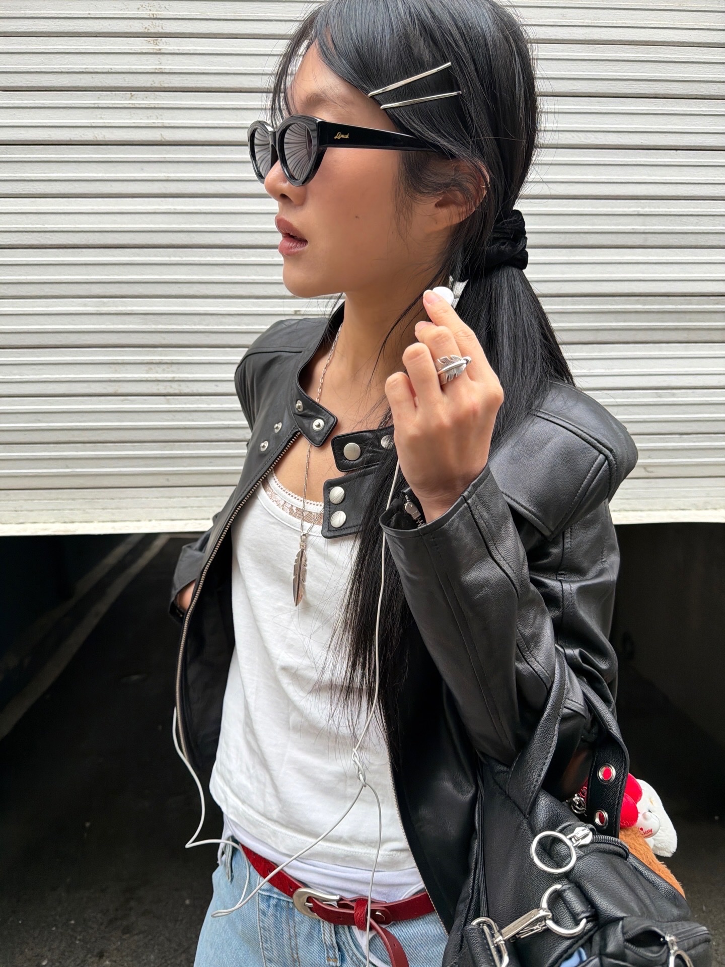 [KREAM 단독] Folk/N Feather Ring Silver - 26SS, [KREAM 단독] Folk/N Feather Necklace Silver - 26SS 착용 스타일 - 1
