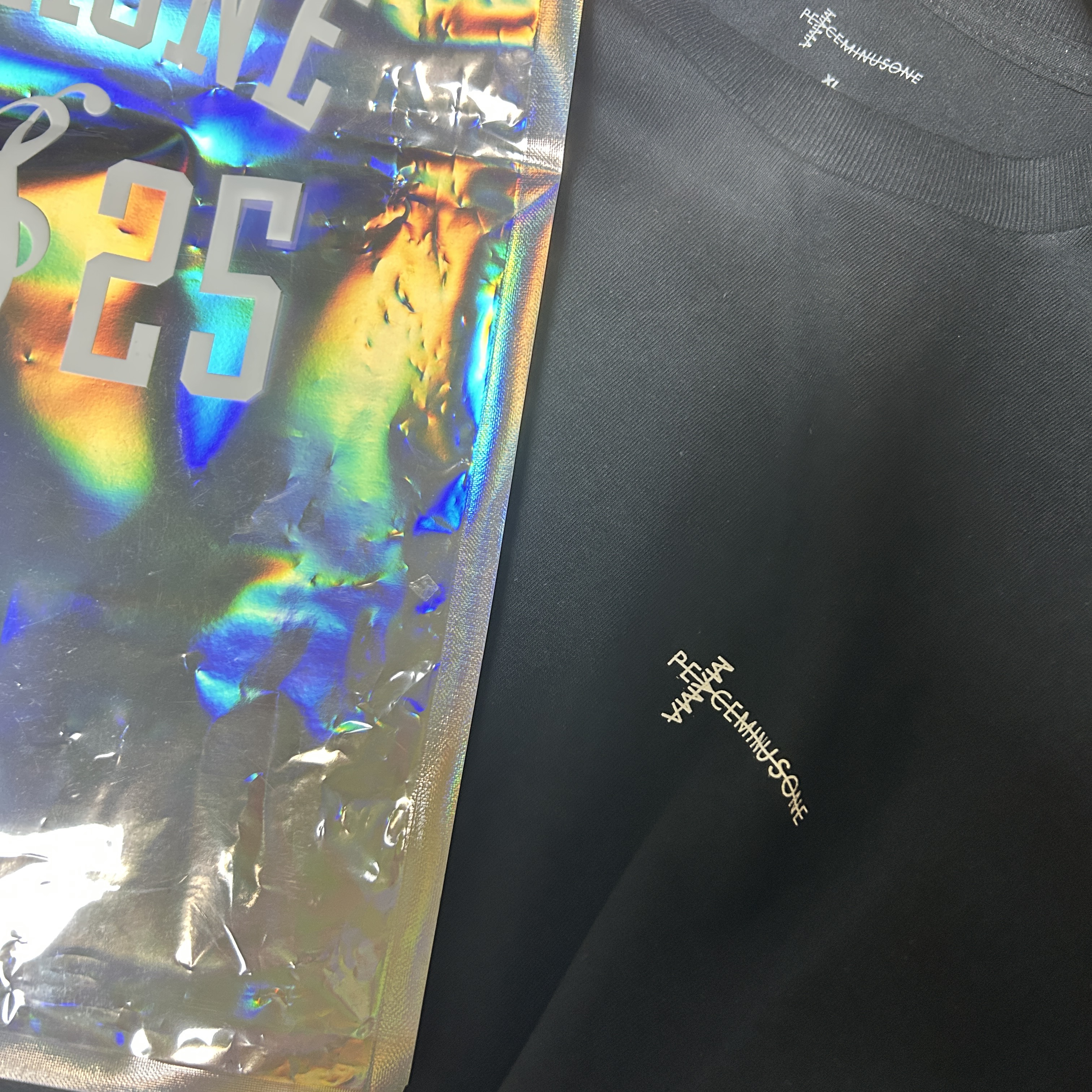 Peaceminusone x 2025 MAMA Awards Peacemamaone T-Shirt Black 착용 스타일 - 1