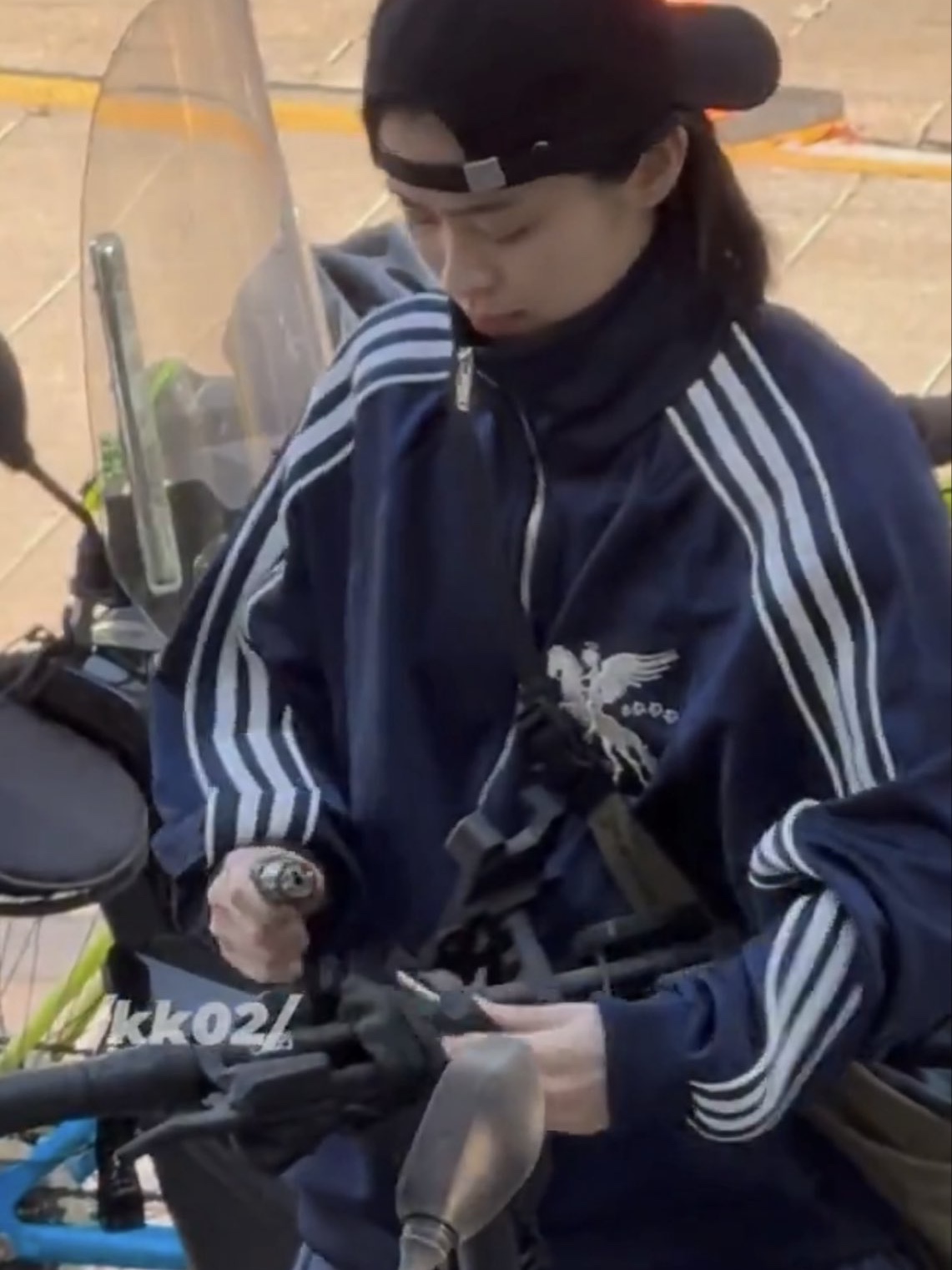 PACOSPLY Falling Angel Sports Jacket Navy 착용 스타일