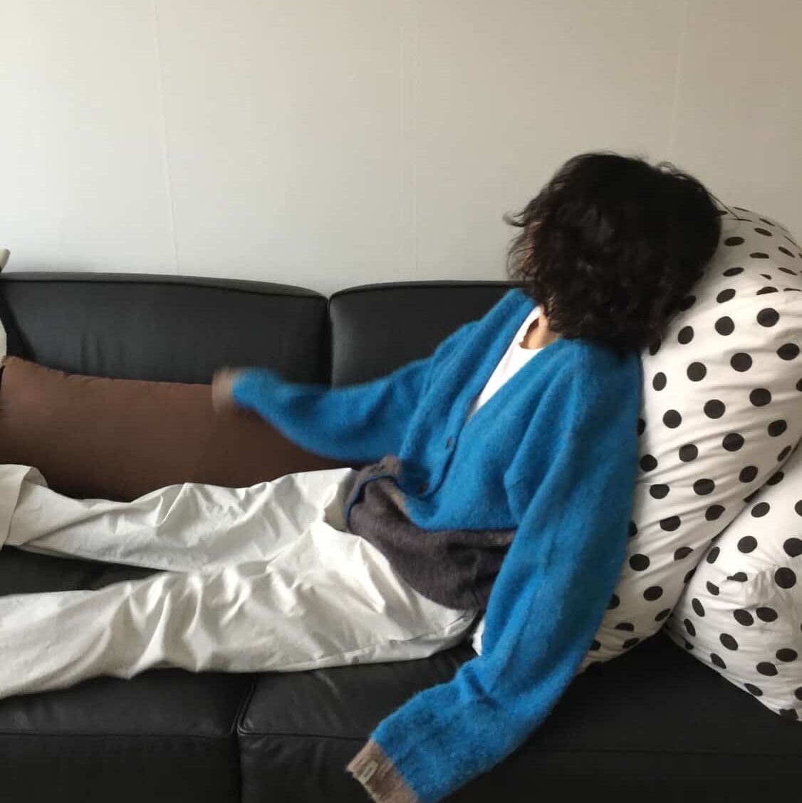 GONHEE LAY KNIT CARDIGAN_Blue 착용 스타일 - 3