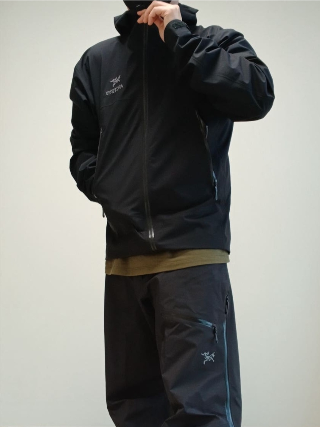 Arc'teryx Beta Jacket Black, Arc'teryx Cormac Logo SS T-Shirt Tatsu 착용 스타일 - 2