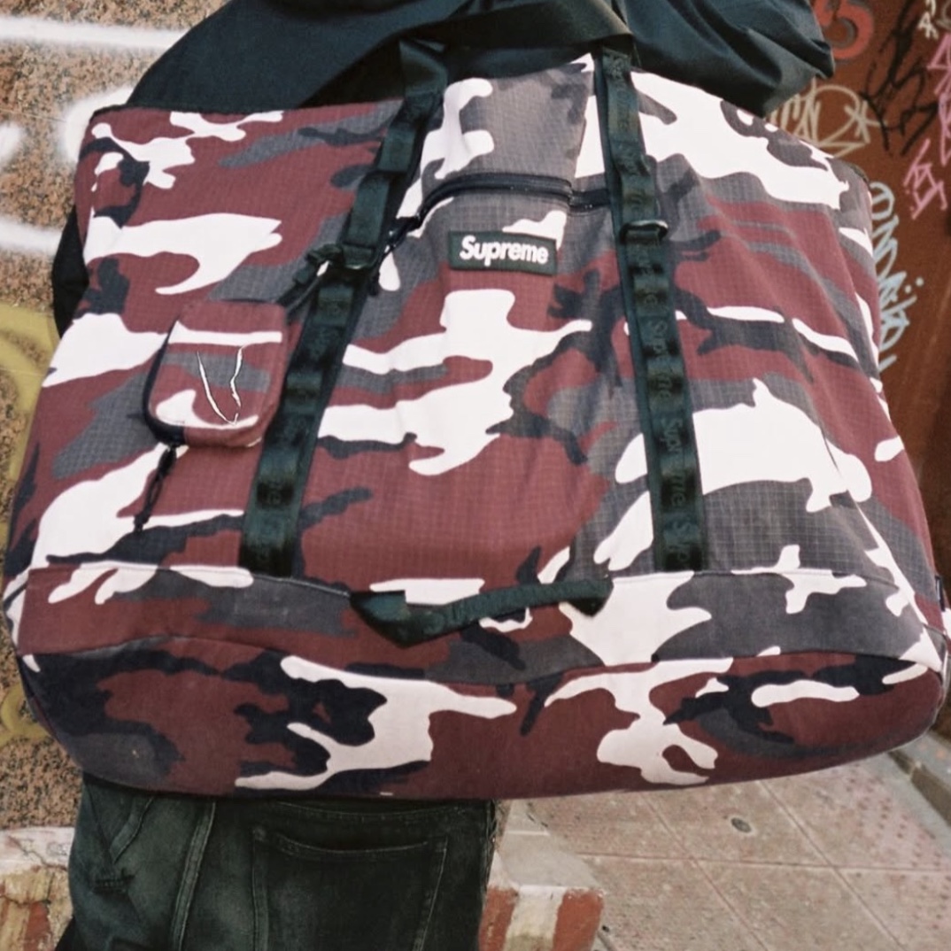 Supreme X-Large Tote Bag + Utility Pouch Red Camo - 26SS 착용 스타일