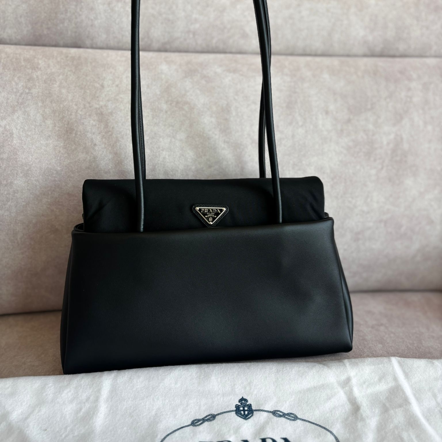 Prada Passage Medium Leather Bag with Re-Nylon Flap Black 착용 스타일 - 1