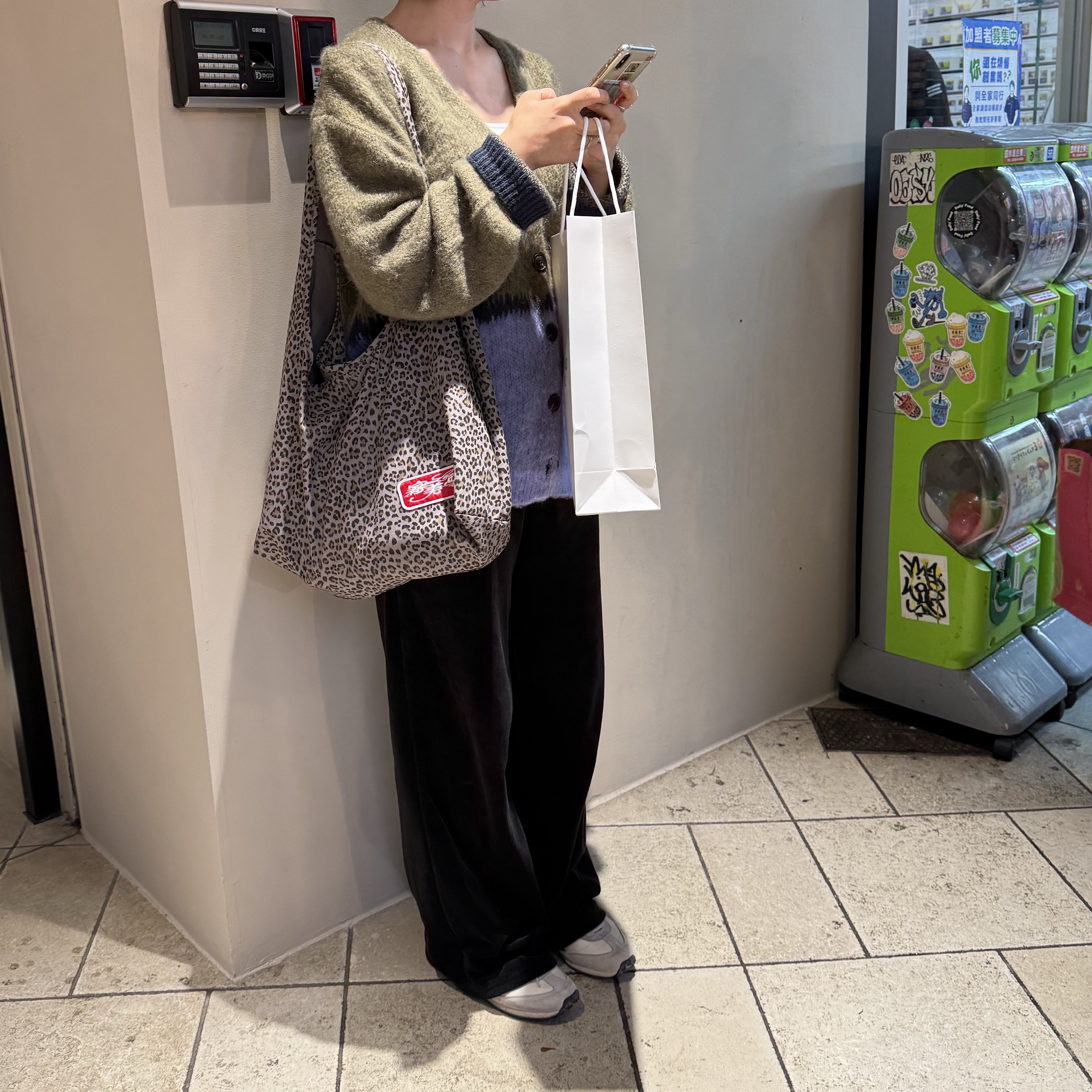 GONHEE LAY KNIT CARDIGAN_Khaki 착용 스타일
