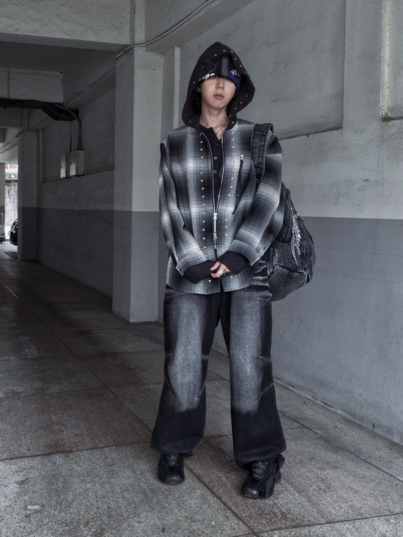 BLR Embossed Wave Washing Wide Denim Pants Black 착용 스타일