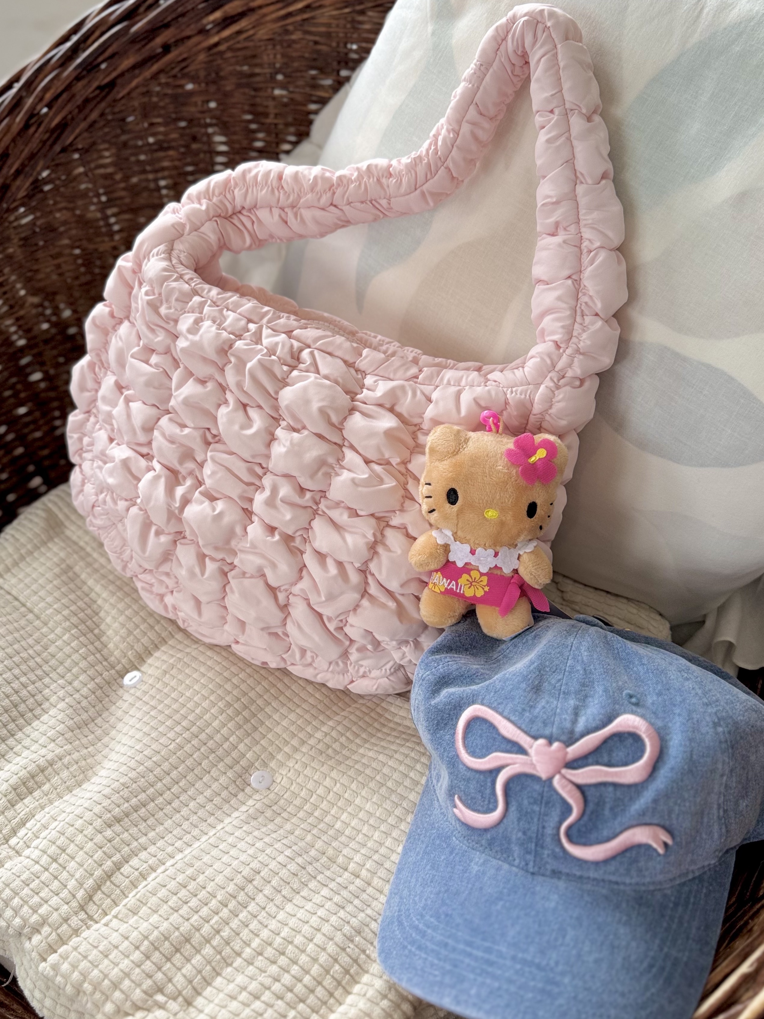 Sanrio Hello Kitty Sarong 4" Hawaii Series Plush, COS Quilted Mini Bag Pink 착용 스타일 - 1