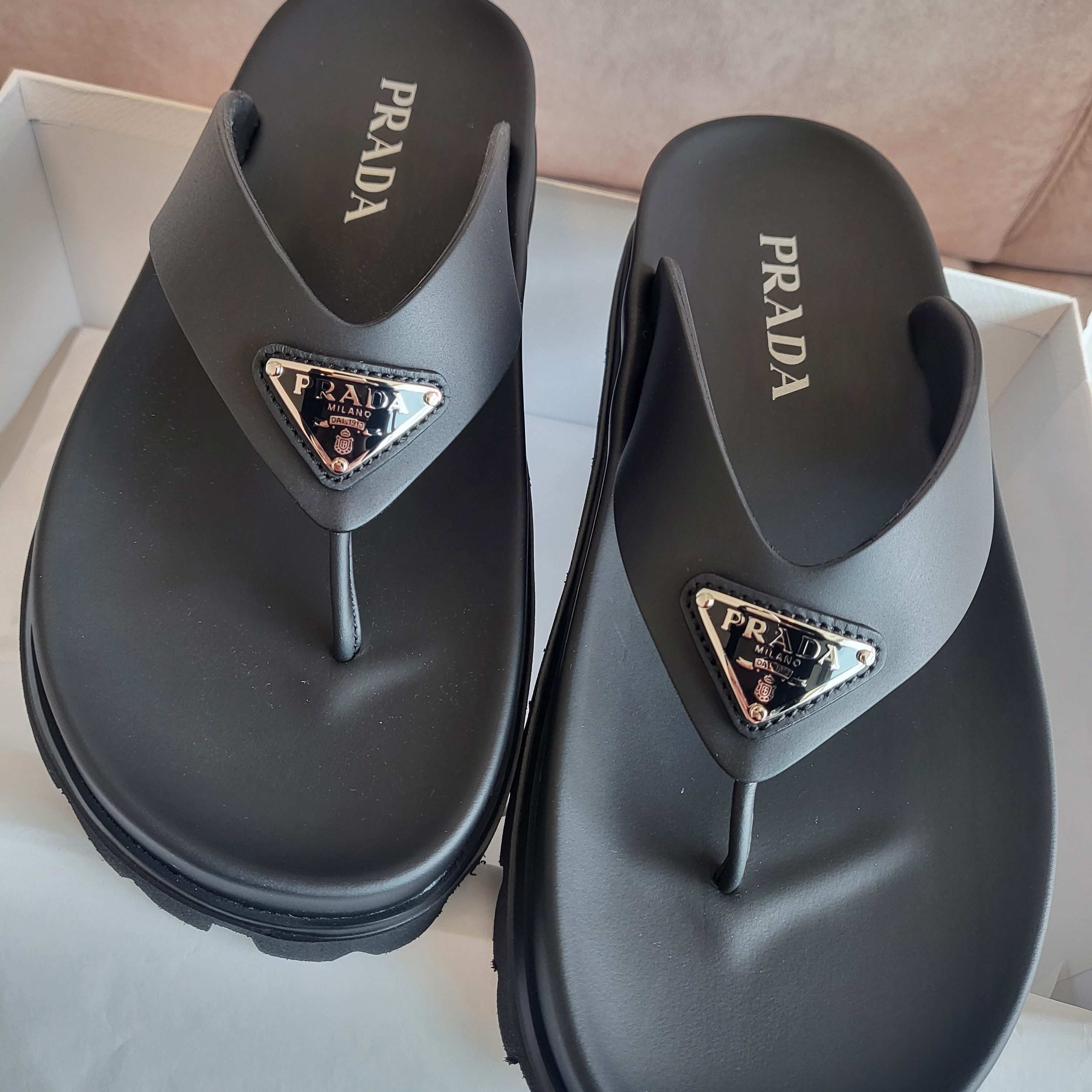 (W) Prada Rubber Thong Sandals Black 착용 스타일 - 1