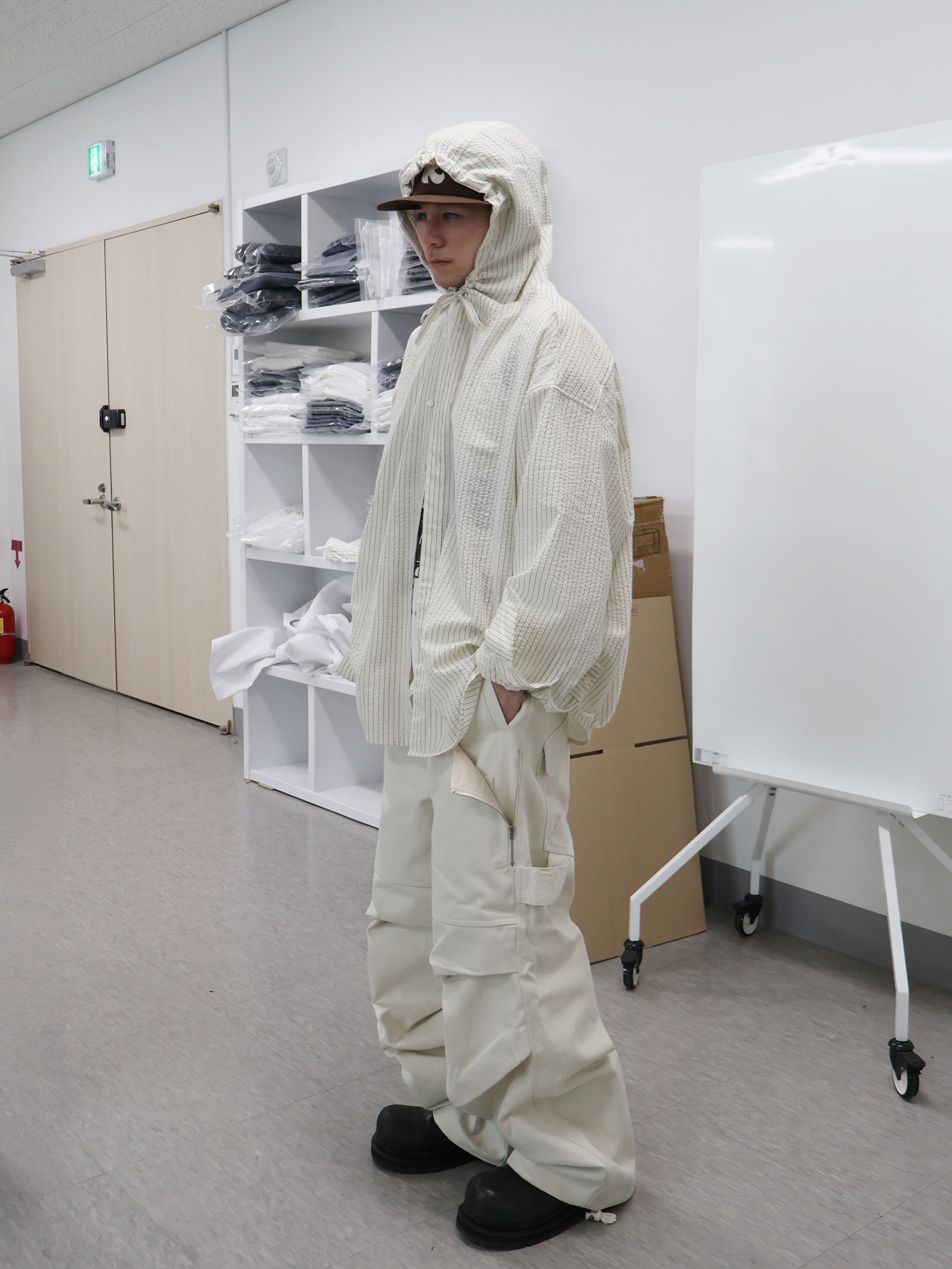 Kamien Ground Pants Ecru, Kamien Breezy Seersucker Hood Shirt Ivory 착용 스타일