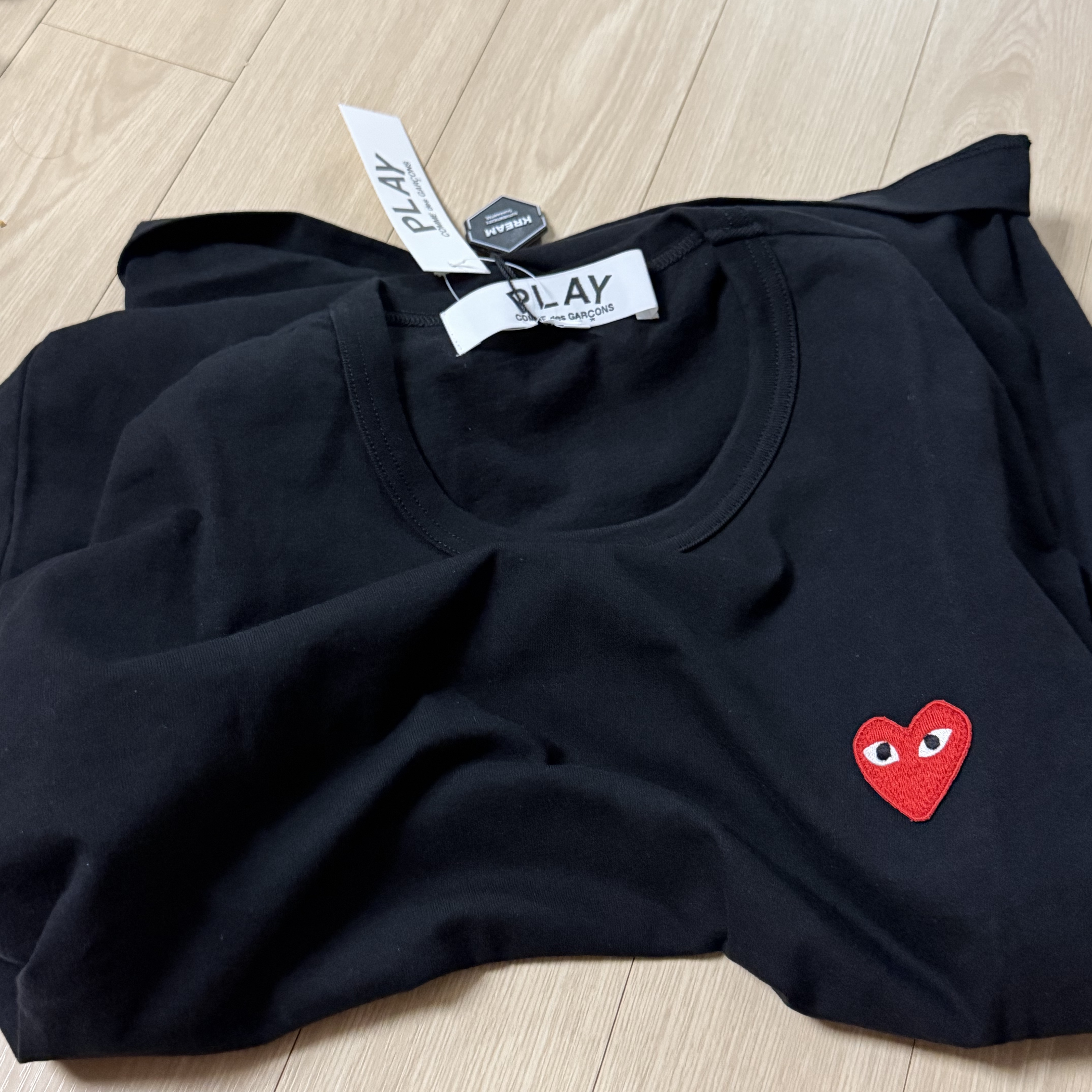 Play Comme des Garcons Red Heart T-Shirt Black 착용 스타일