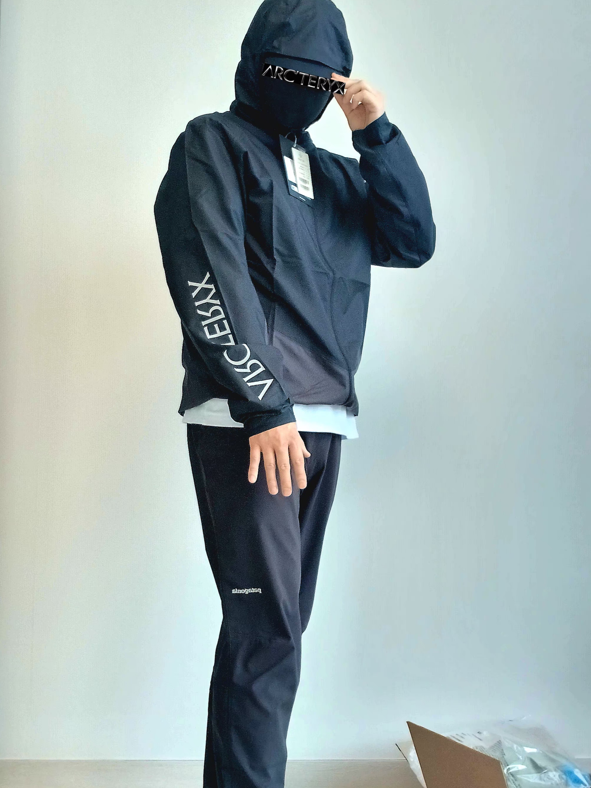 Patagonia Terrebonne Joggers Black, Arc'teryx Kragg SL Cotton Bird Word SS T-Shirt White Light Black 착용 스타일 - 3