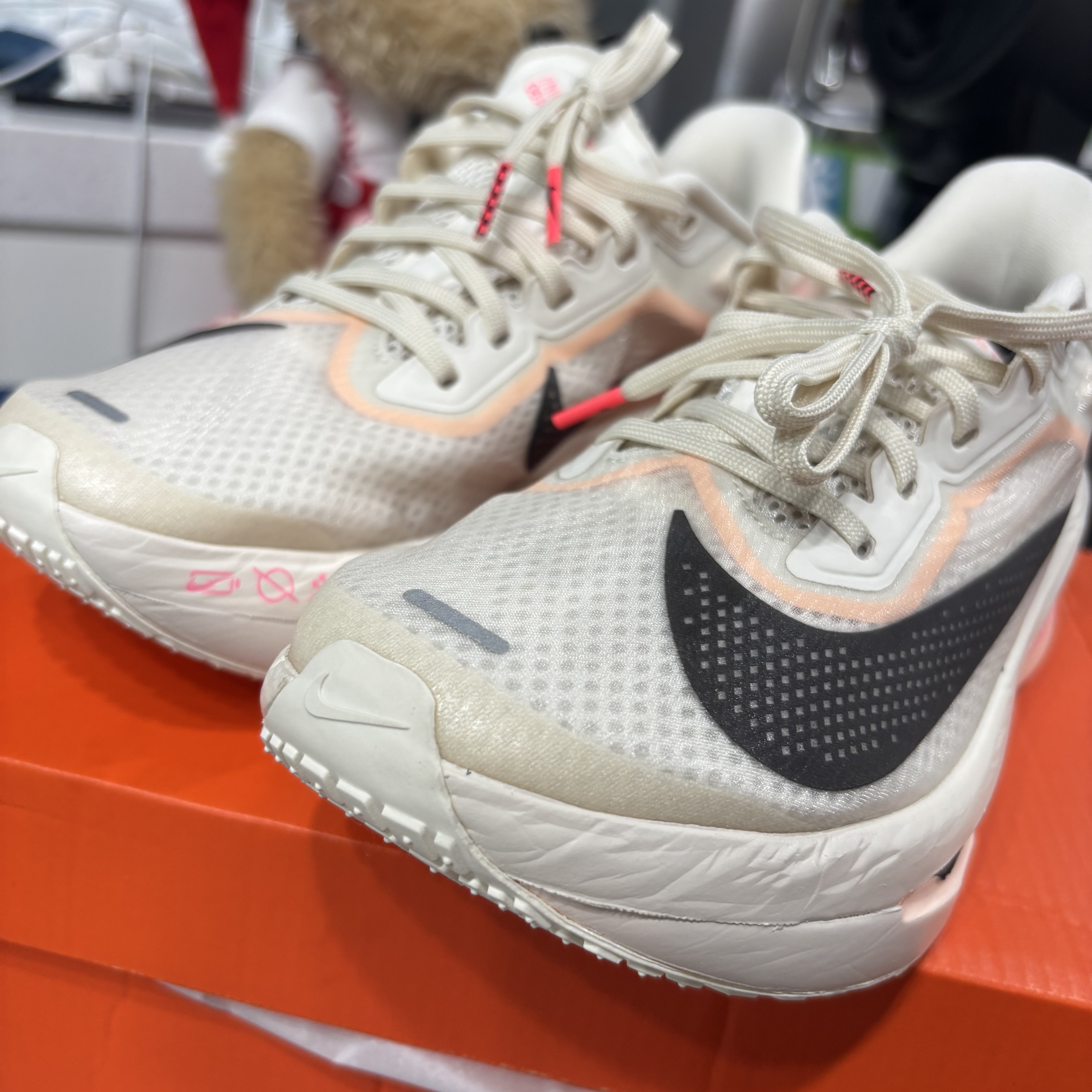 (W) Nike Zoom Fly 6 Pale Ivory Crimson Tint 착용 스타일 - 2