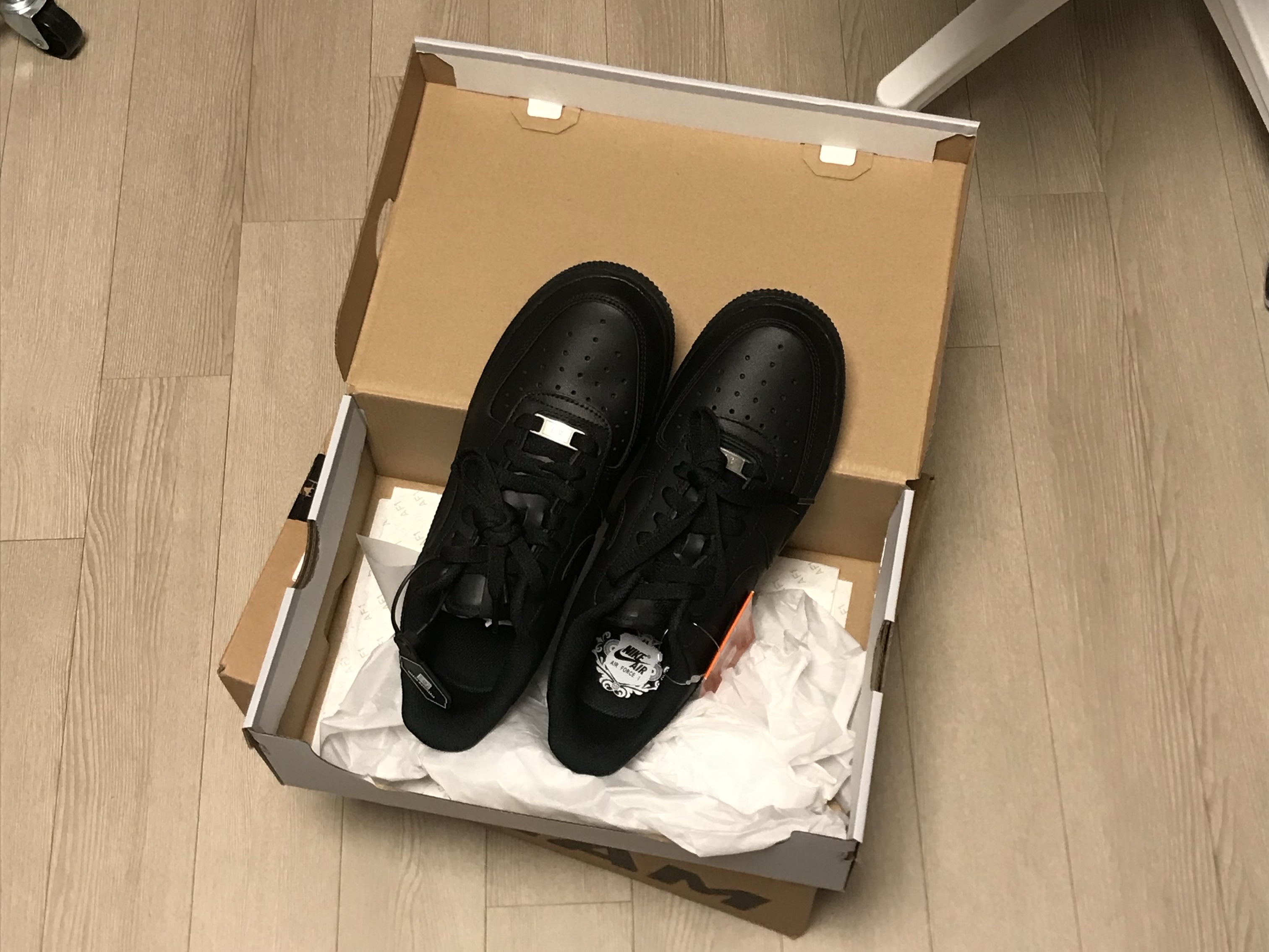 (W) Nike Air Force 1 '07 Low Triple Black 착용 스타일