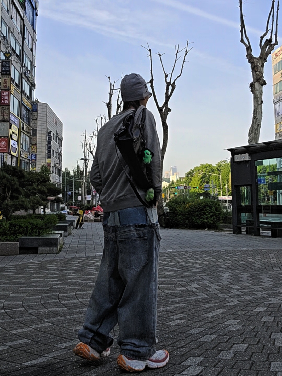Balenciaga Up Baggy Pants Blue, (W) Balenciaga 10XL Sneakers White Red Orange 착용 스타일 - 1