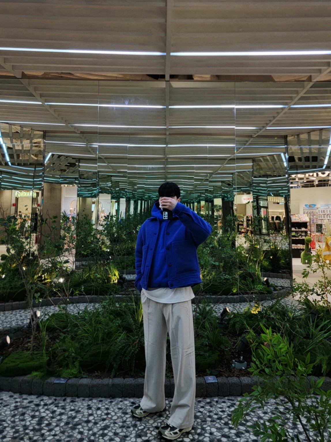 Adidas x Song for the Mute Shadowturf Core Black, Yeezy Gap Hoodie Blue 착용 스타일