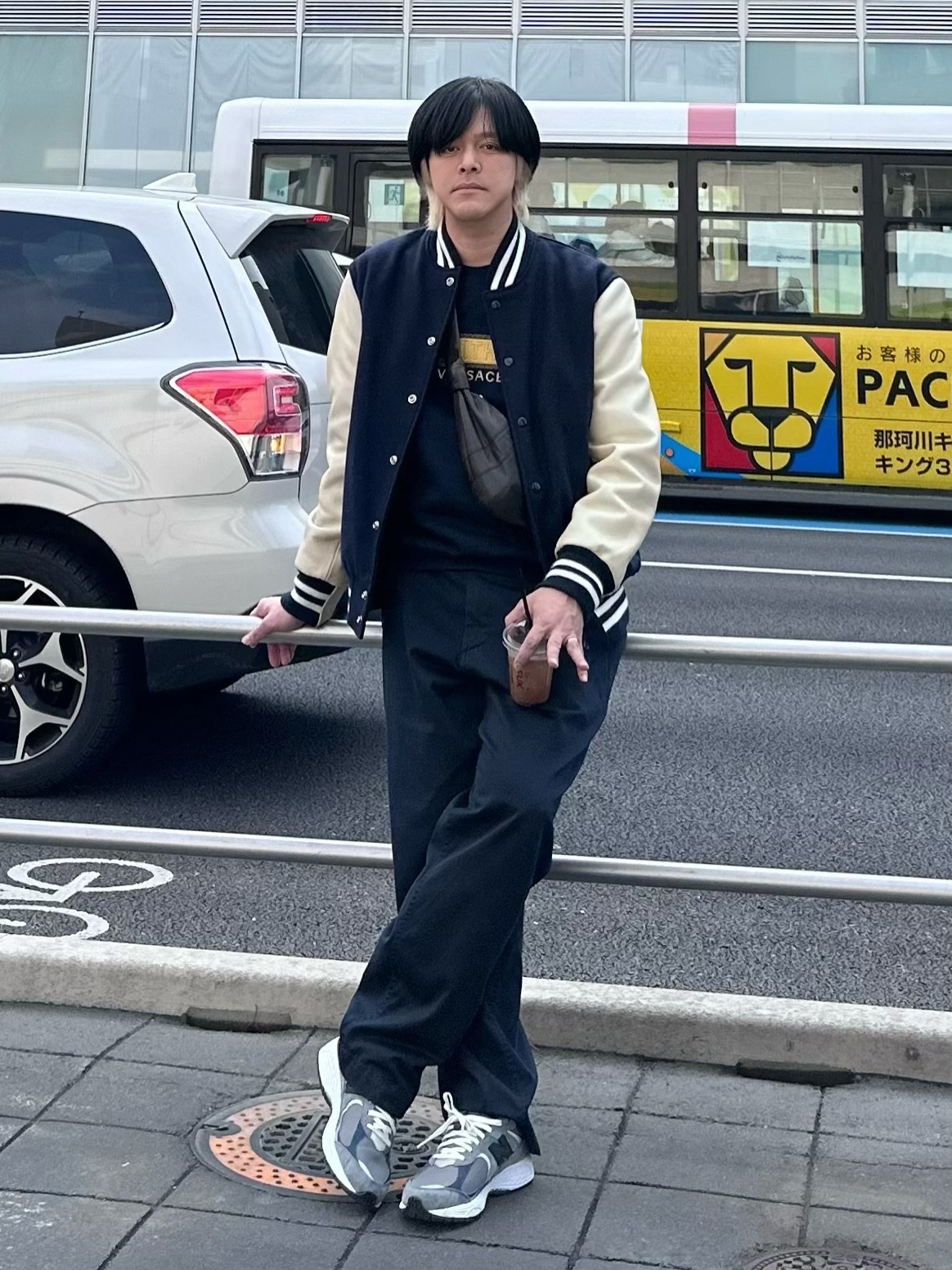 Nanamica Wide Chino Pants Navy, New Balance x JJJJound 2002R Storm Blue 착용 스타일 - 3