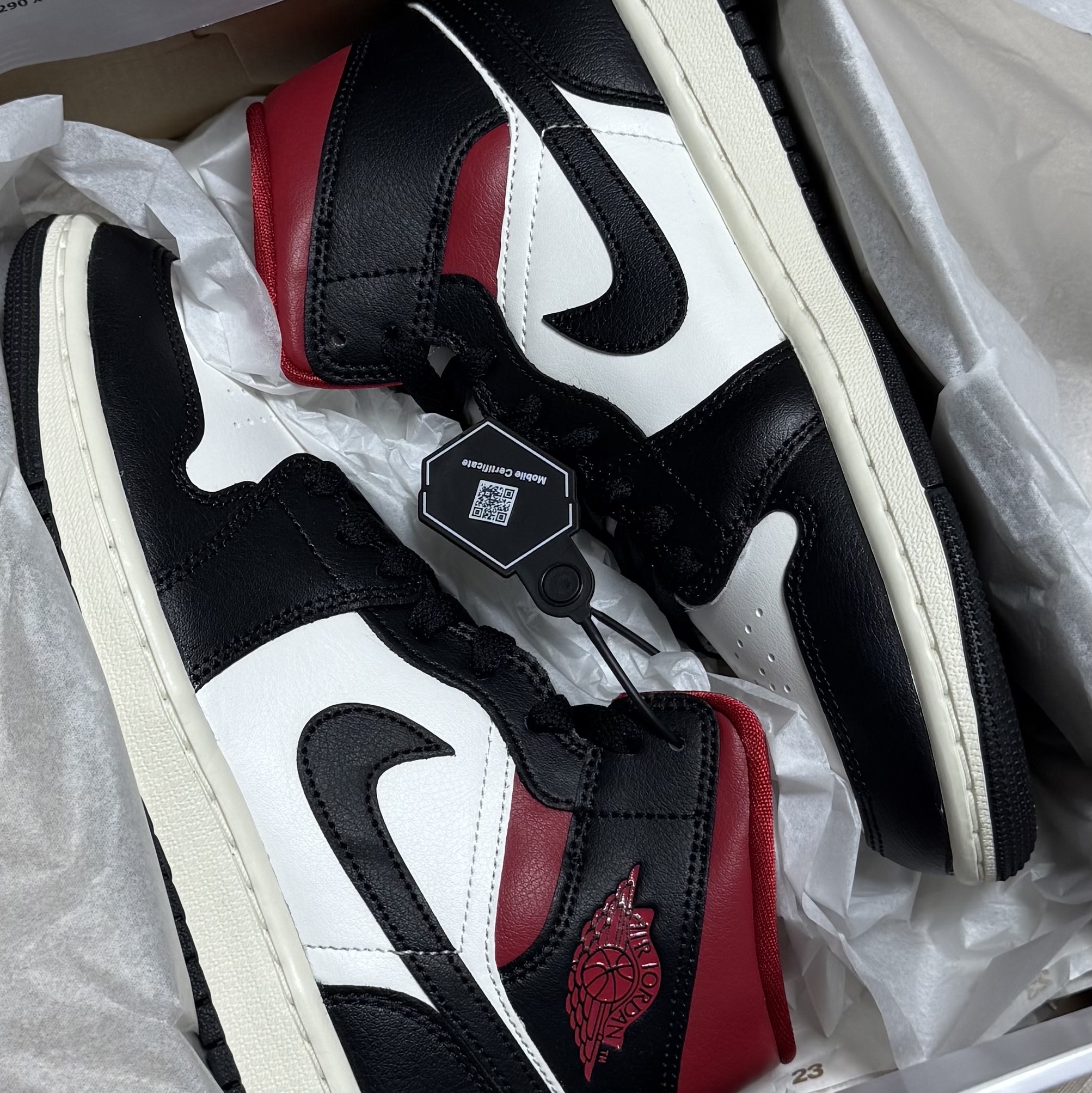 (W) Jordan 1 Mid Black Gym Red 착용 스타일