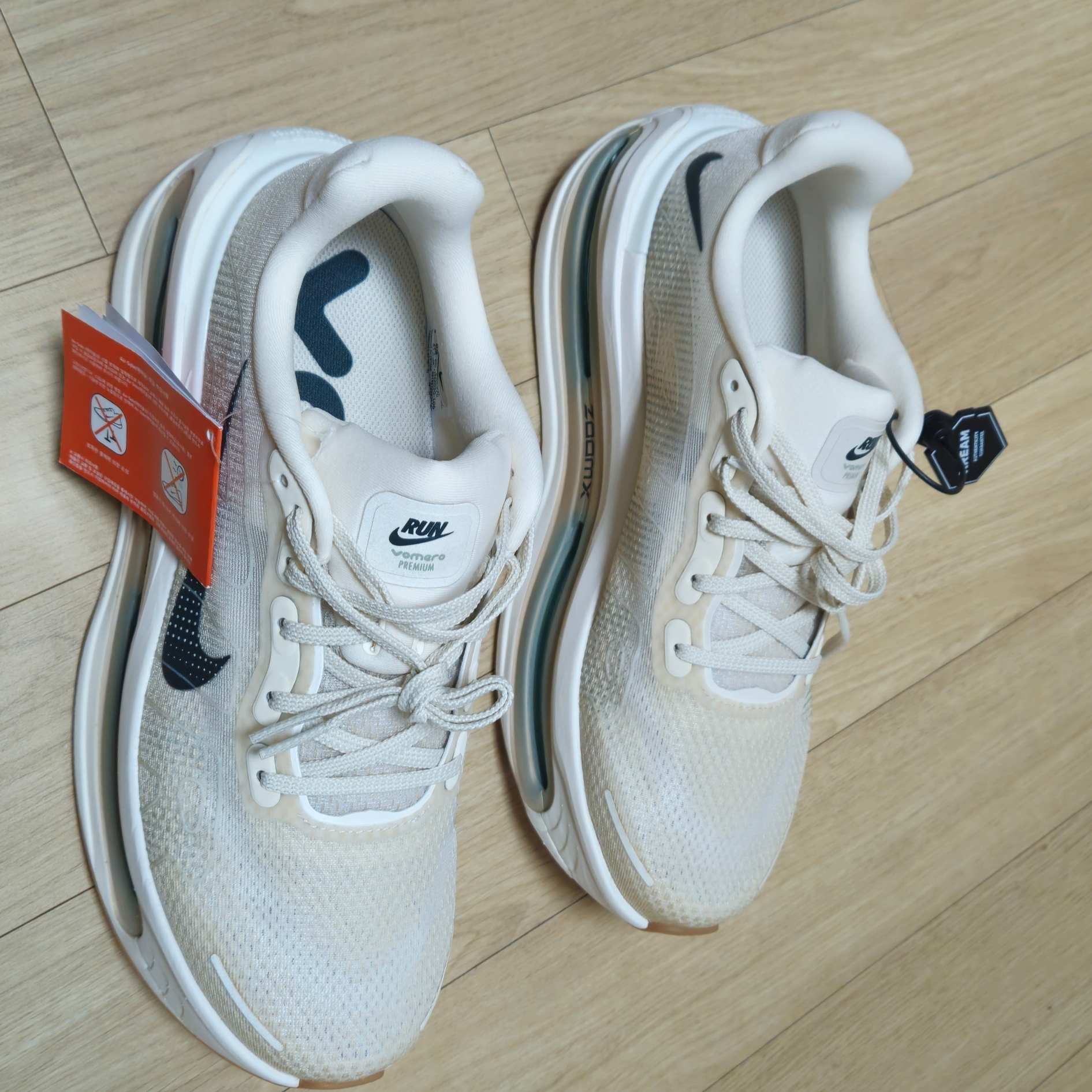 Nike Vomero Premium Pale Ivory Sand Drift 착용 스타일 - 1