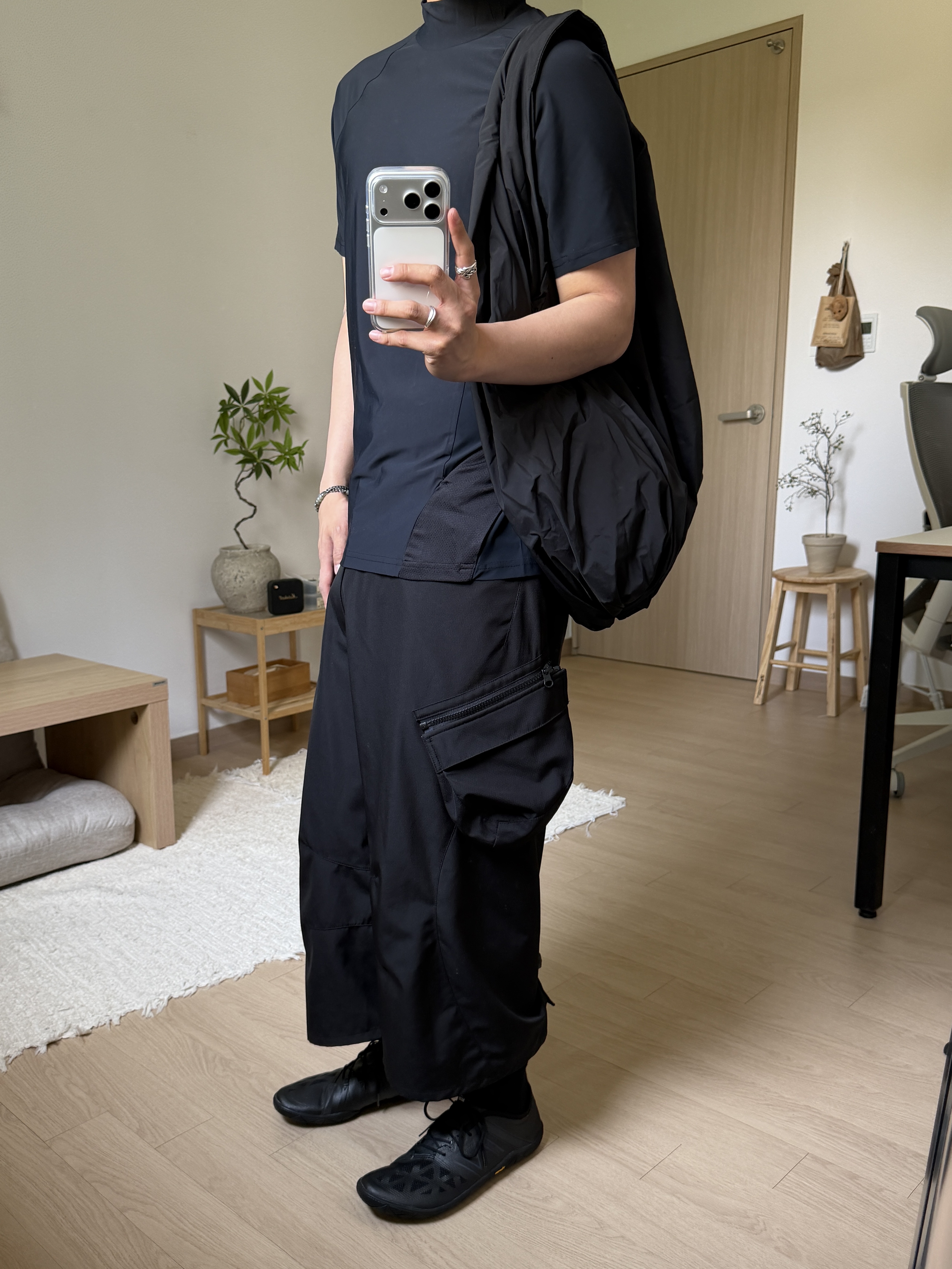 New Balance x Junya Watanabe Man UX200L Black, COS Cloud Tote Bag Black 착용 스타일
